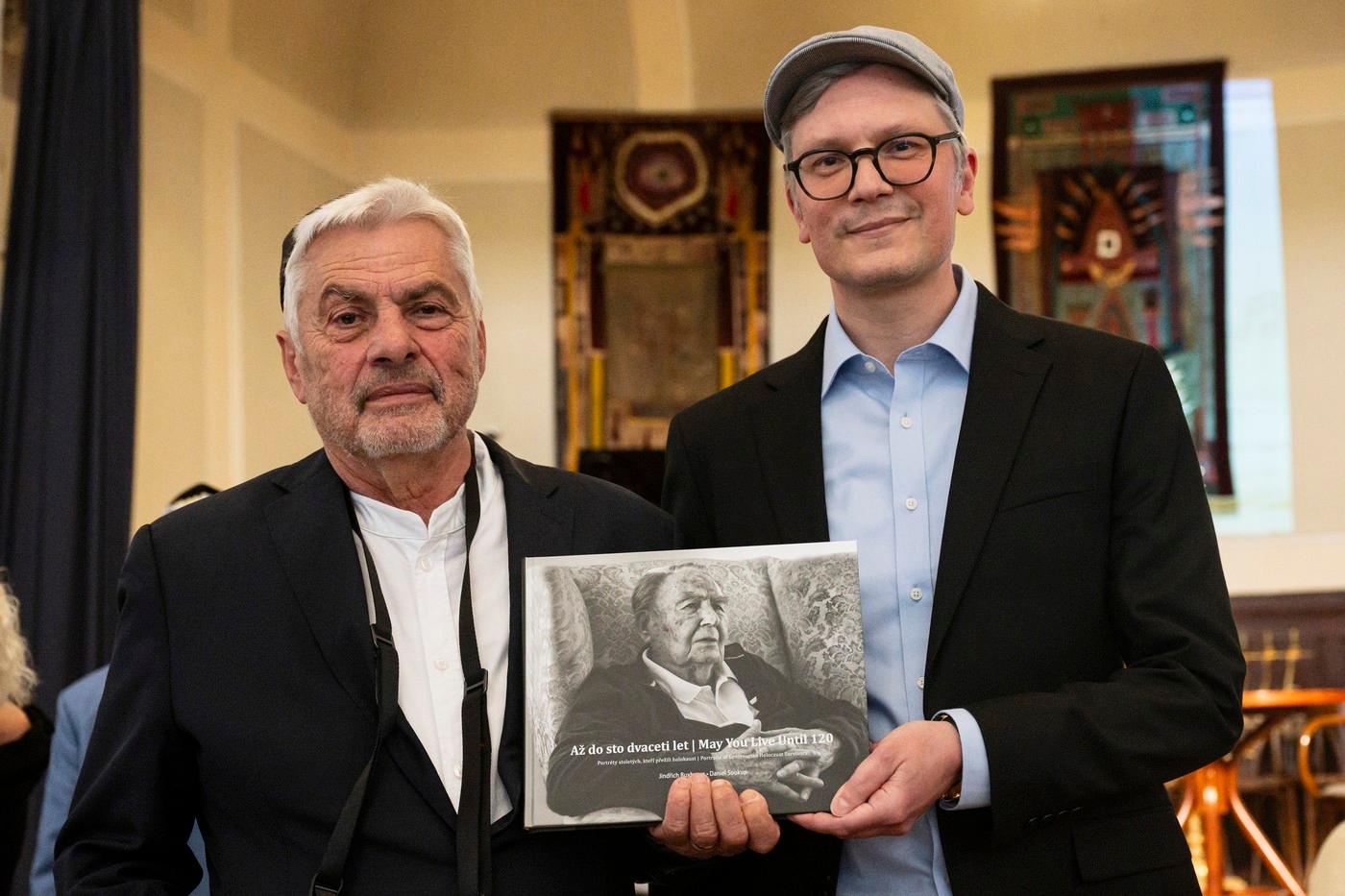 Autoři knihy Až do sto dvaceti let fotograf Jindřich Buxbaum (vlevo) a autor textů Daniel Soukup na setkání u příležitosti představení knihy.