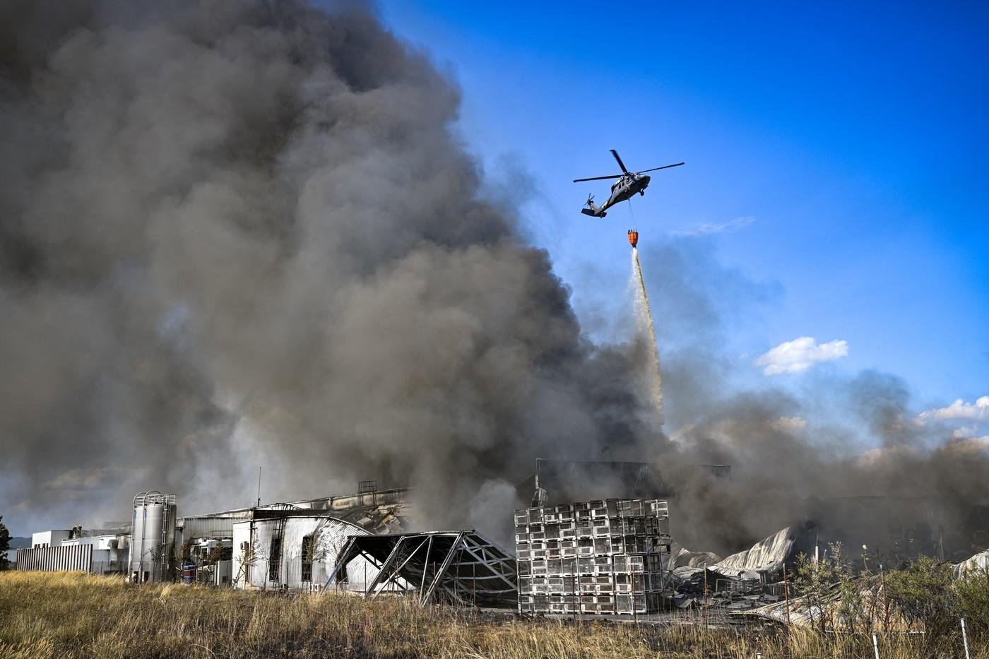 Požár průmyslové haly v Žebráku na Berounsku, 14. srpna 2023