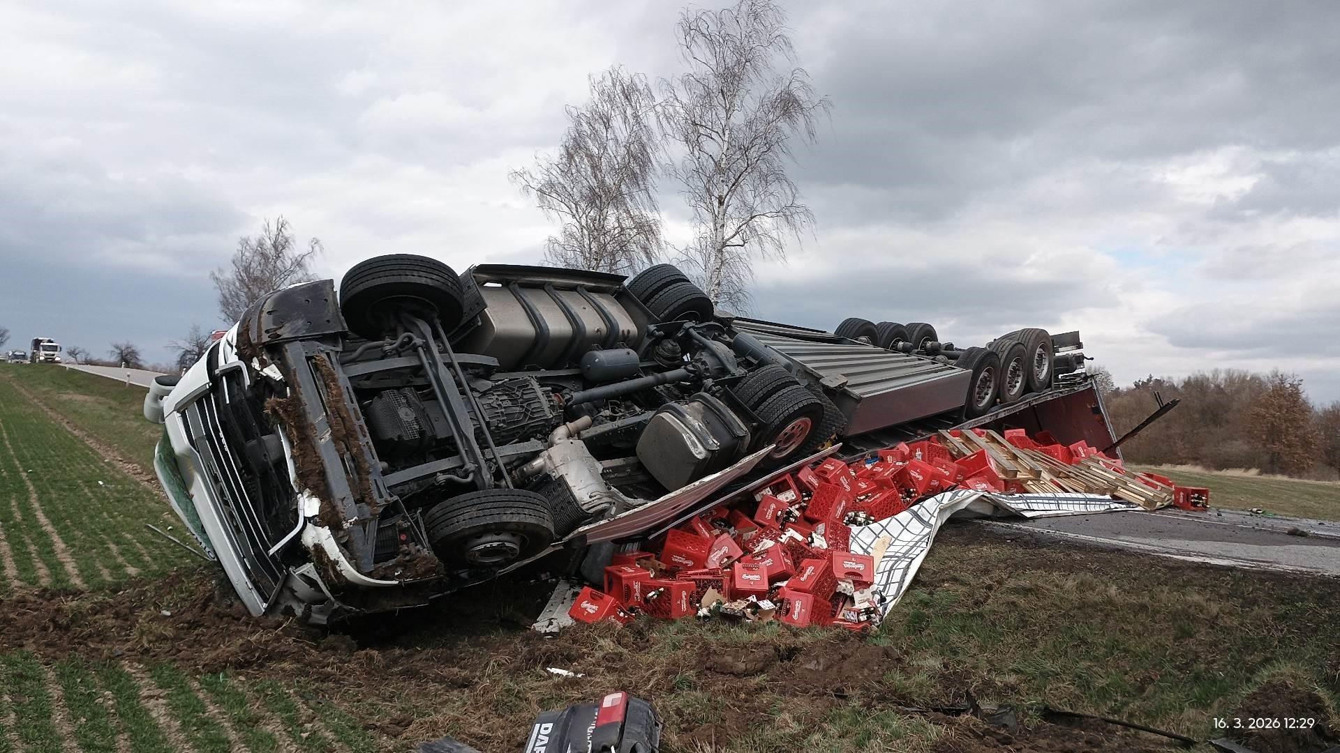 Na jihočeských silnicích se 16. března 2026 převrátily tři nákladní vozy. Jedna cisterny převážela cement, druhá mléko a třetí kamion byl naložený pivem. První nehoda se stala ráno, kdy se u Vitějovic na Prachaticku převrátila cisterna s betonem. Vozovka mezi Prachaticemi a Vitějovicemi byla částečně uzavřena a auta jezdila kyvadlově. Prakticky ve stejný čas se převrátil u Varvažova na Písecku kamion s mlékem. Po poledni pak zcela uzavřela silnici I/20 u Sedlce na Českobudějovicku nehoda kamionu, který převážel přepravky s pivem (na snímku).