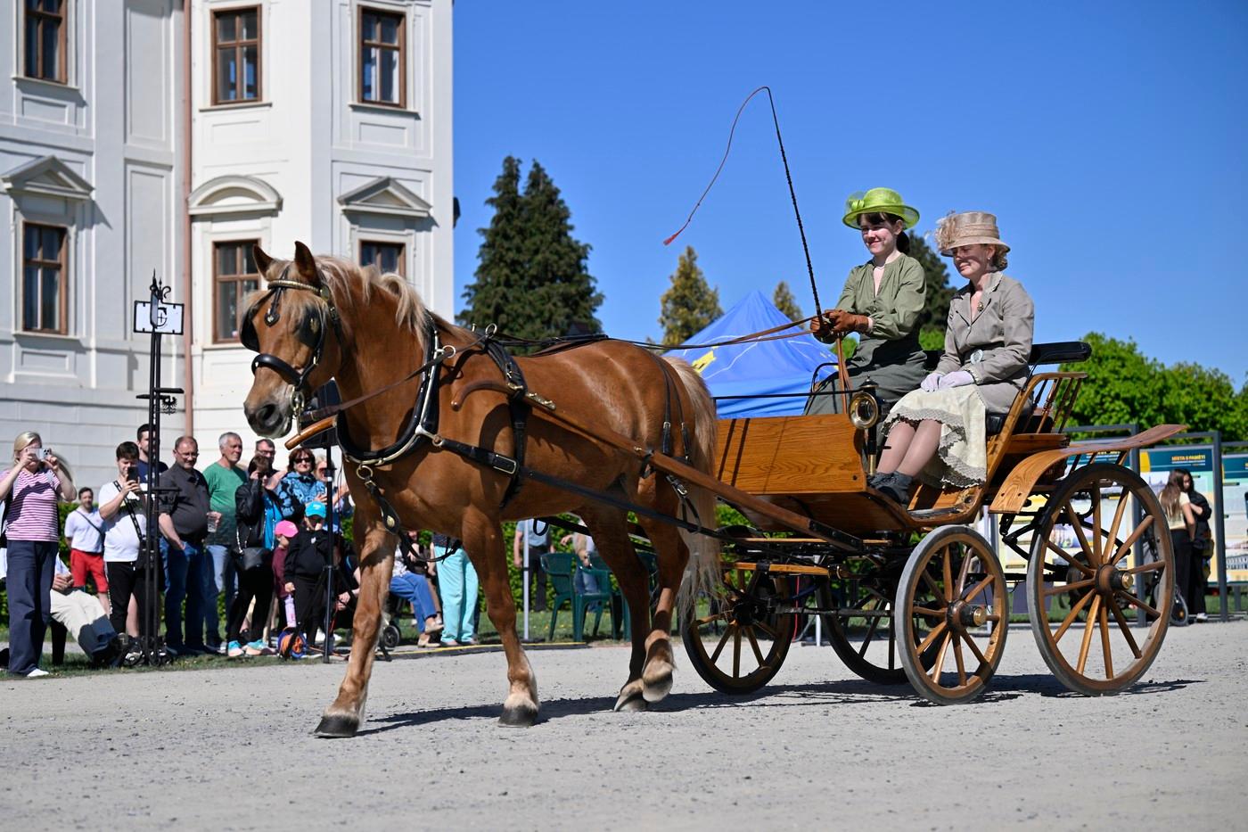 Jarní setkání spřežení v zahradách zámku.