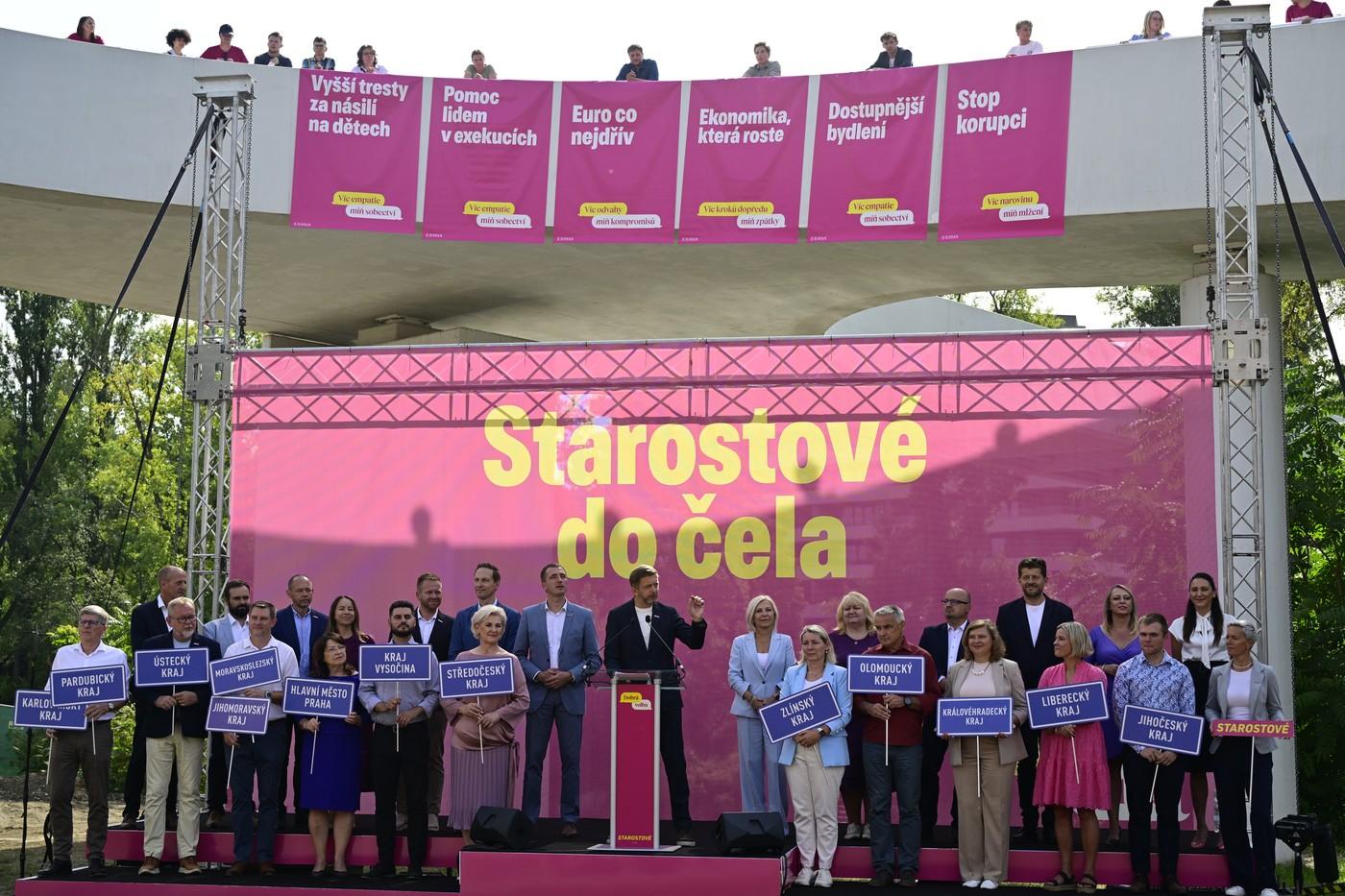 Předseda Vít Rakušan (uprostřed) hovoří při oficiálním zahájení ostré fáze kampaně hnutí Starostové a nezávislí (STAN) před sněmovními volbami, na němž byl představen předvolební slogan, 28. srpna 2025, Praha.