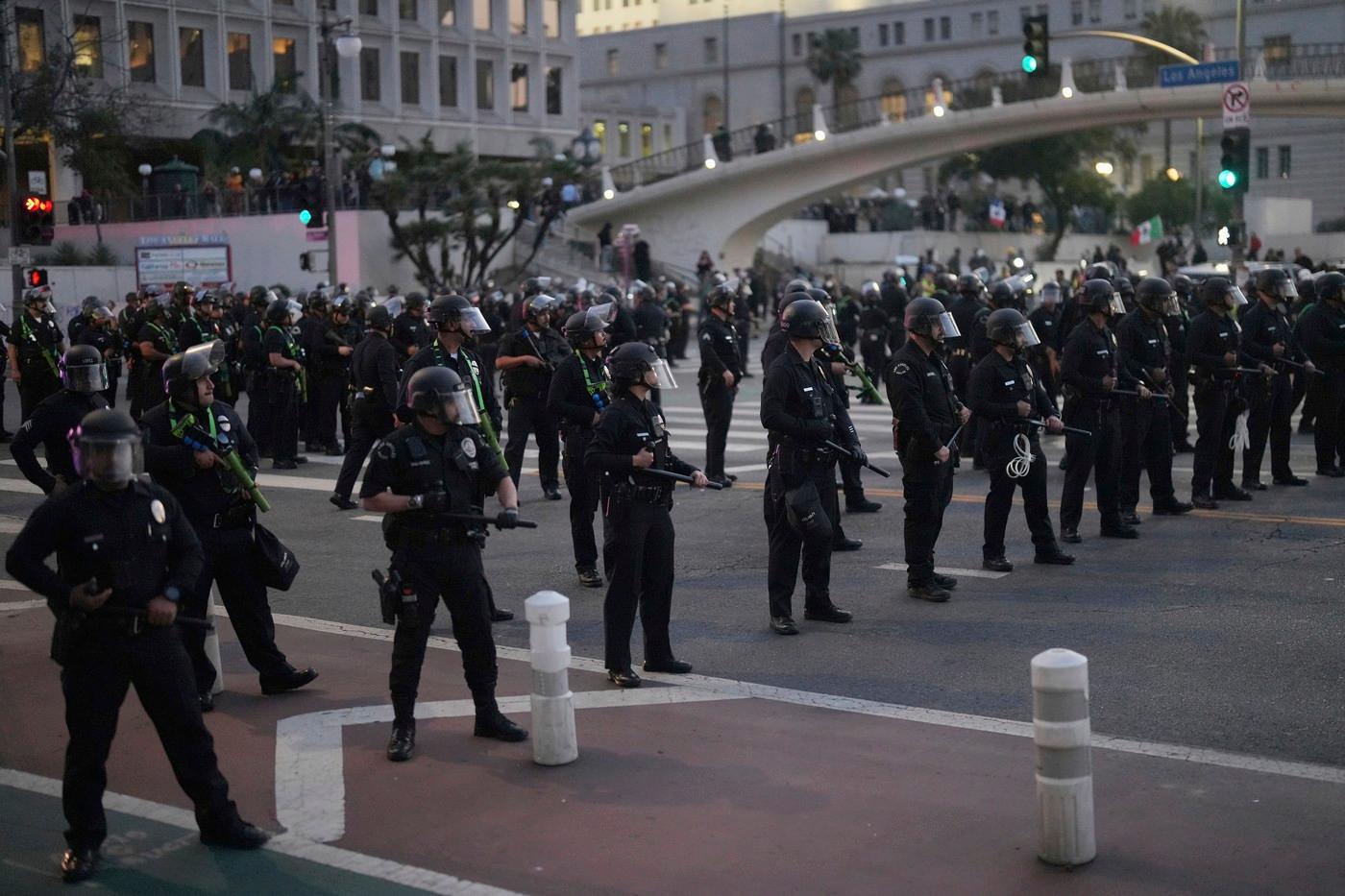 Policisté blokují ulici v centru Los Angeles během nepokojů.