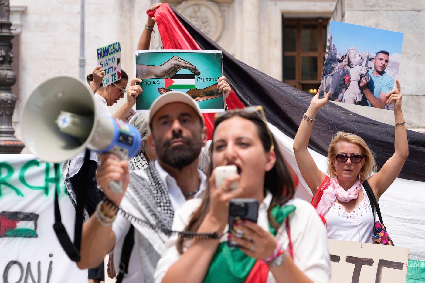 Lidé se shromáždili před italským parlamentem v Římě, kde uspořádali demonstraci na podporu Palestinců. Úterý 29. července 2025 (AP Photo/Gregorio Borgia) Lidé se shromáždili před italským parlamentem v Římě, kde uspořádali demonstraci na podporu Palestinců. Úterý 29. července 2025 (AP Photo/Gregorio Borgia)