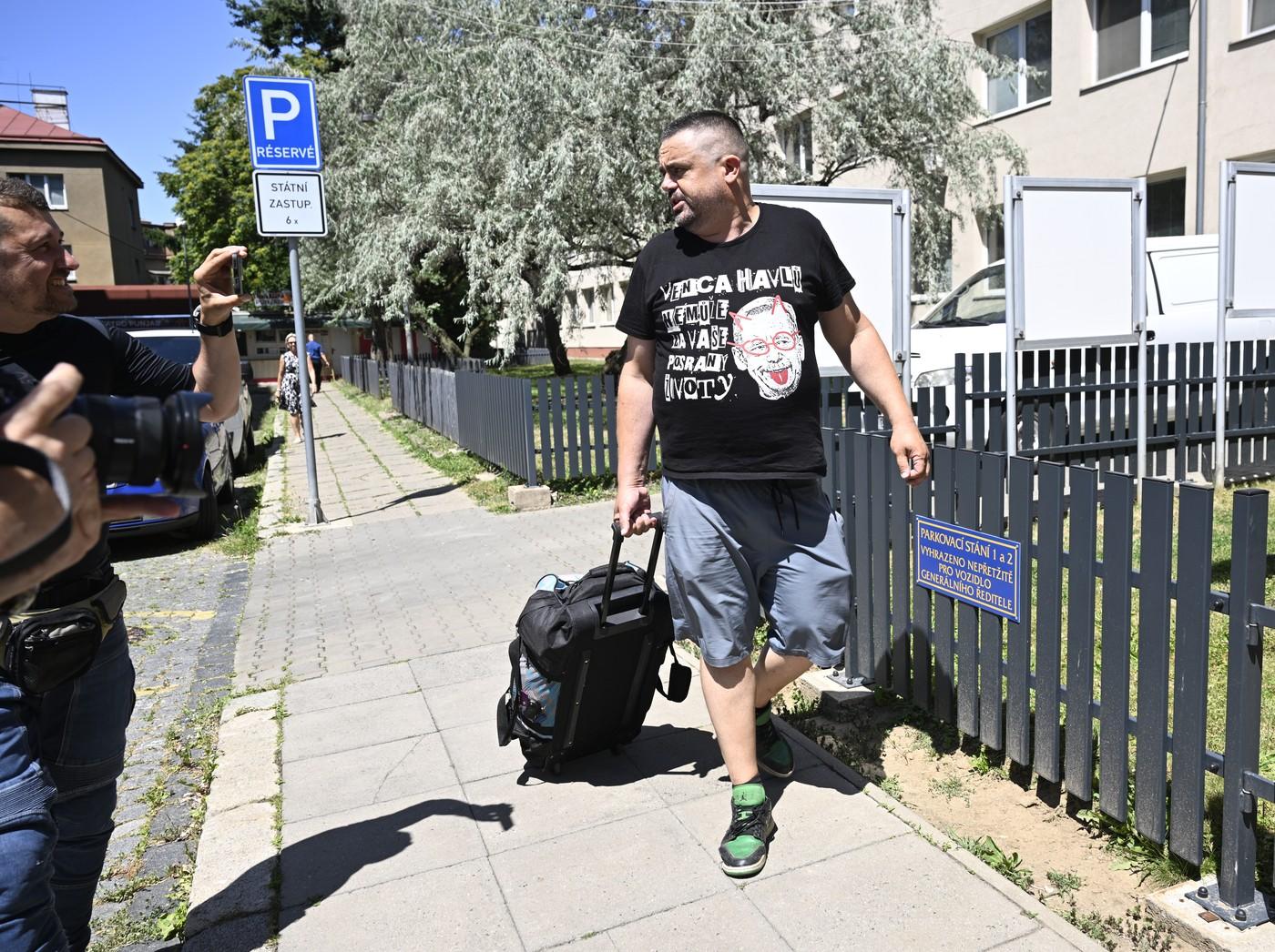 S úsdměvem a v dobré náladě. Pavel Novotný nastoupil na tři měsíce do věznice na Pankráci.