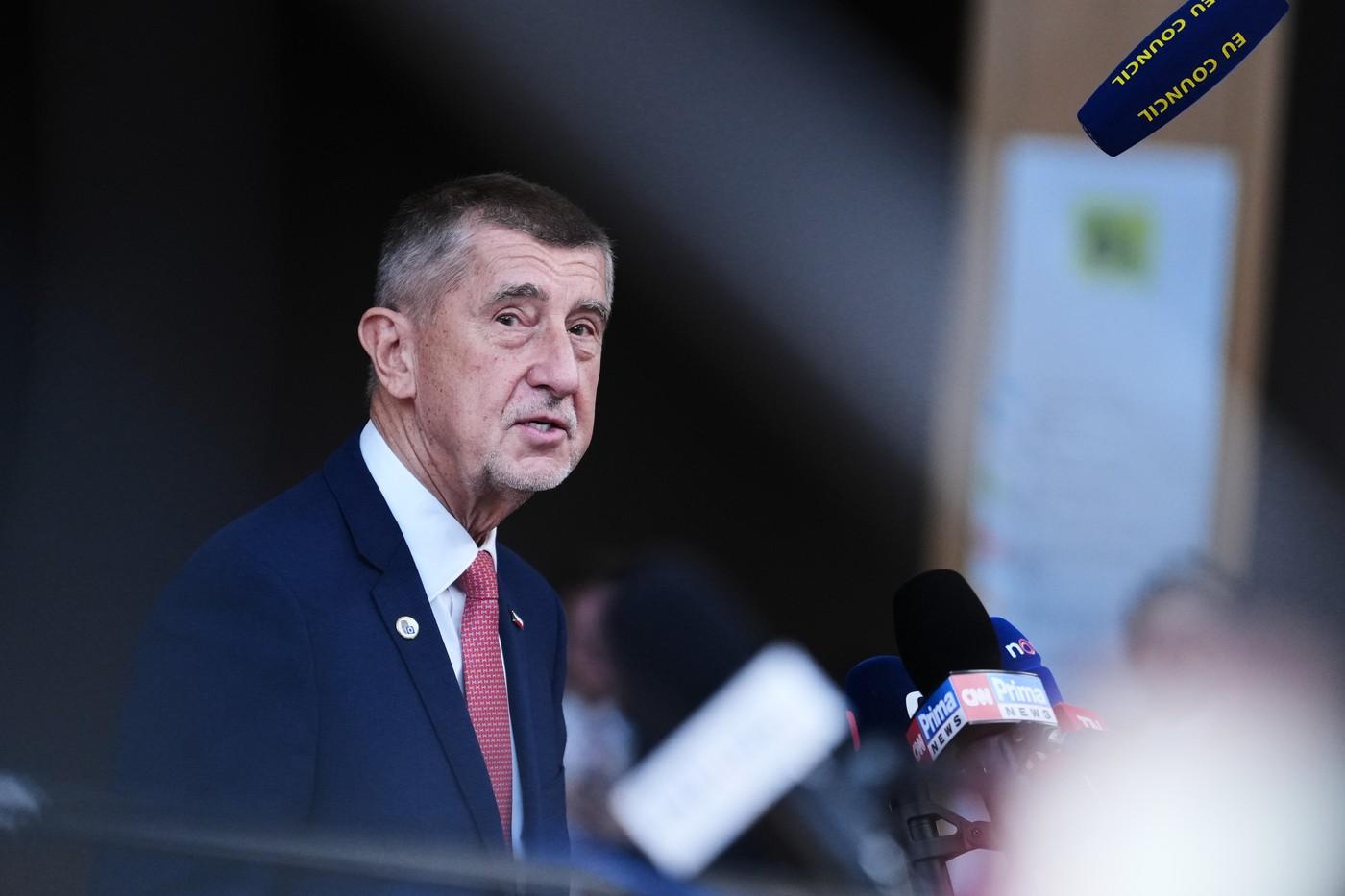 Český premiér Andrej Babiš hovoří s novináři při příjezdu na summit EU v Bruselu Český premiér Andrej Babiš hovoří s novináři při příjezdu na summit EU v Bruselu
