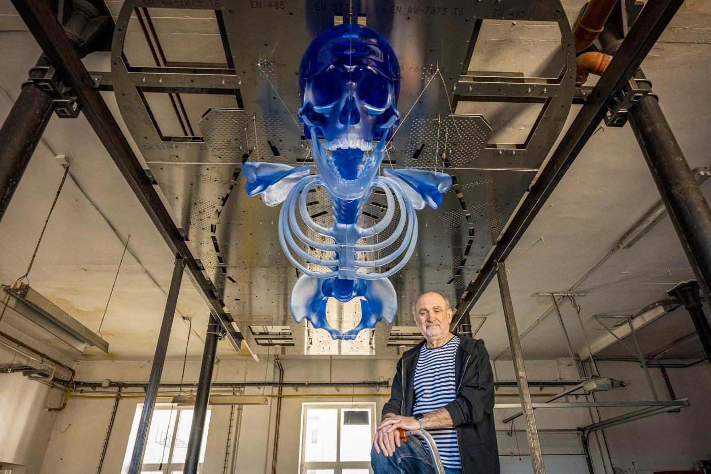 Výtvarník Zdeněk Lhotský u skleněné lidské kostry, kterou vyrobili skláři Studia Lhotský pro pražský obchodní dům Máj, 18. března 2025, Železný Brod, Jablonecko. Socha kostlivce z modrého skla o hmotnosti 803 kg, která dosahuje délky pěti metrů, bude instalována na tenkých ocelových lancích nad barem. Výtvarník Zdeněk Lhotský u skleněné lidské kostry, kterou vyrobili skláři Studia Lhotský pro pražský obchodní dům Máj, 18. března 2025, Železný Brod, Jablonecko. Socha kostlivce z modrého skla o hmotnosti 803 kg, která dosahuje délky pěti metrů, bude instalována na tenkých ocelových lancích nad barem.