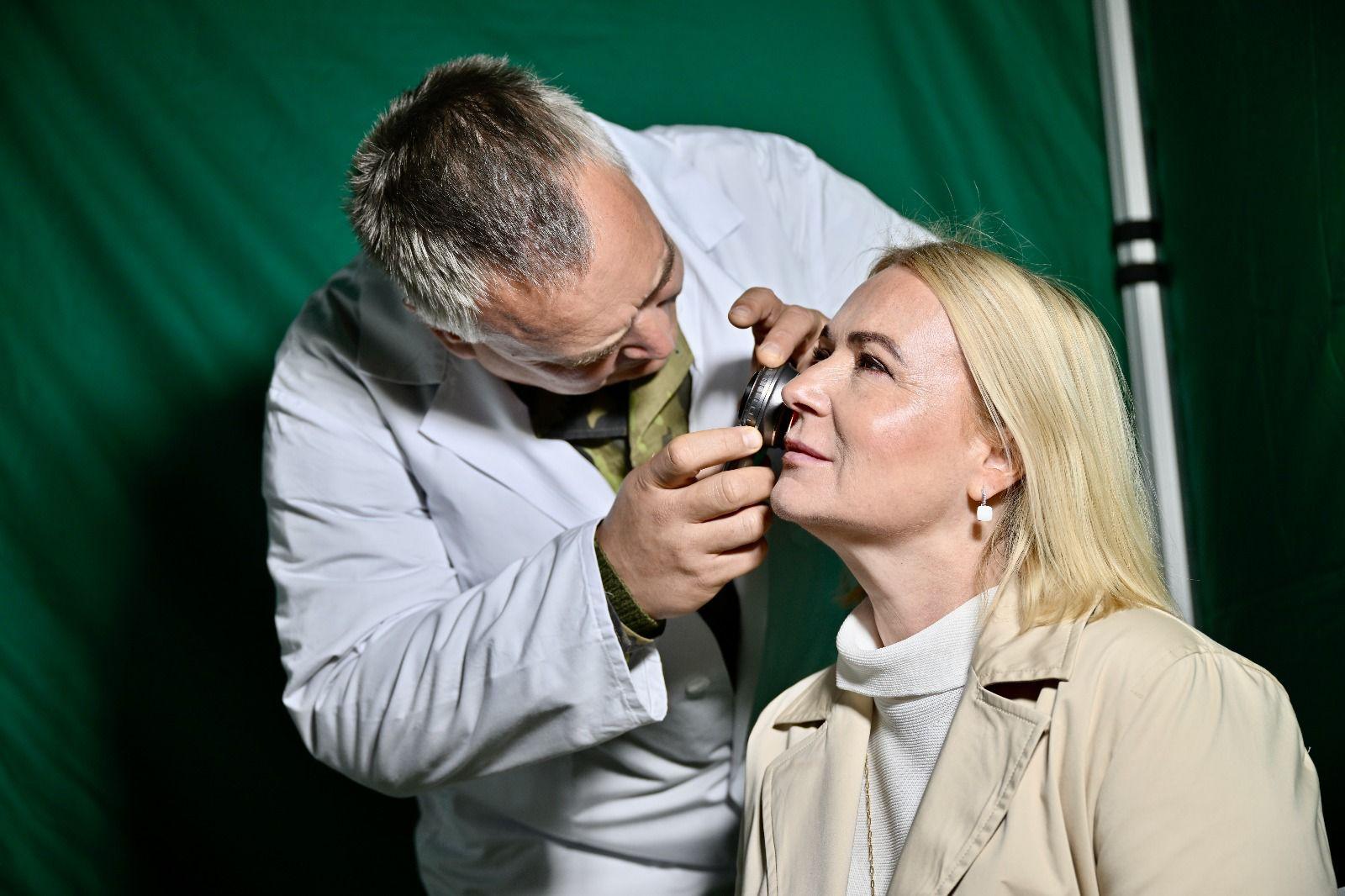 Ministryně obrany Jana Černochová při vyšetření ve stanu Ústřední vojenské nemocnice