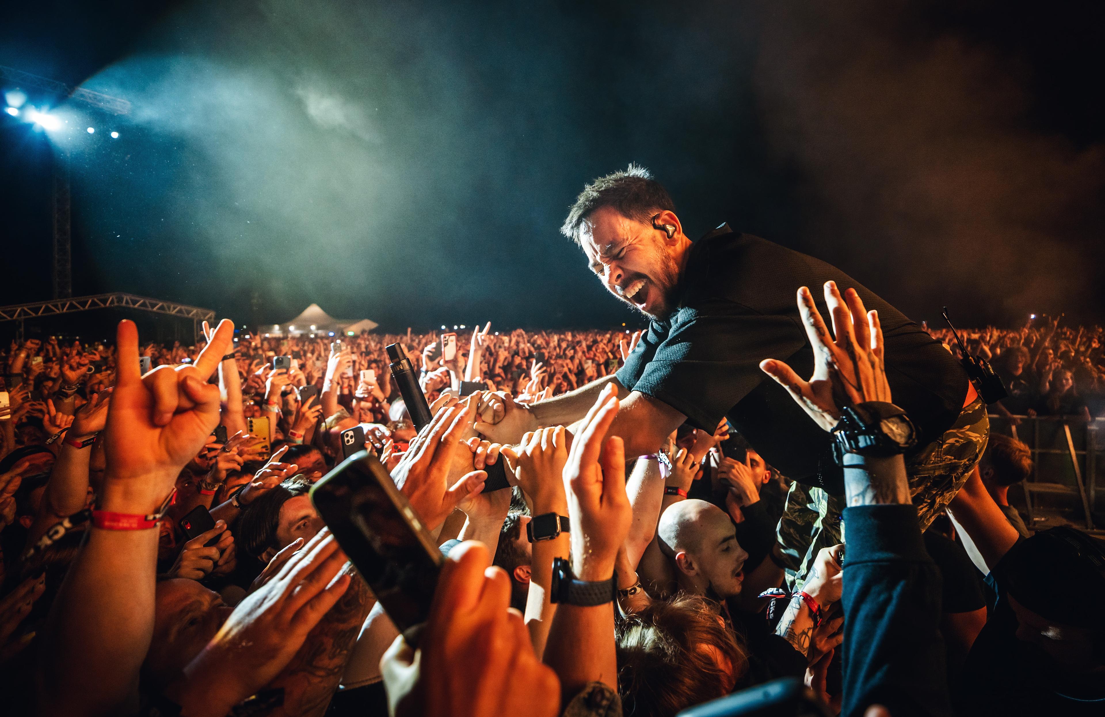 Rapper a zpěvák Mike Shinoda, člen kapely Linkin park, která hrála tento rok (2025) na Rock for People.