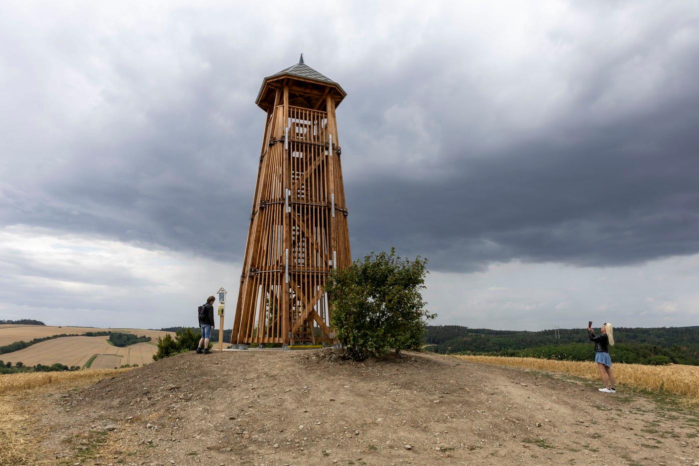 U Přemyslovic na Prostějovsku se otevřela nová rozhledna. Turistům poskytuje výhledy do širokého okolí z kopce Strážná s výškou 427 metrů nad mořem, 16. července 2025, Přemyslovice.