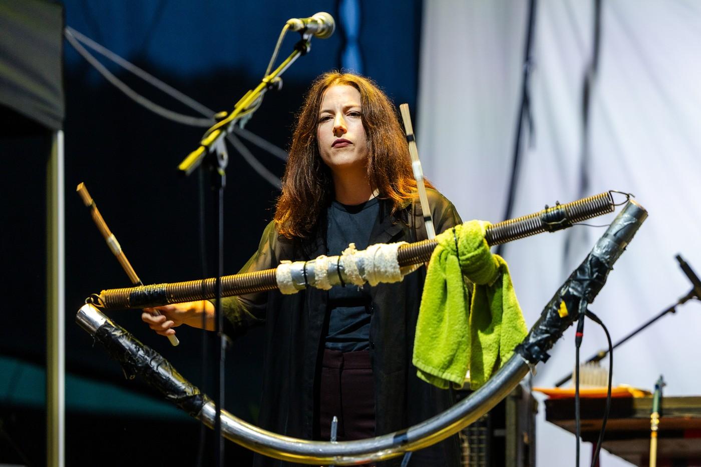 kapela Einstürzende Neubauten na festivalu Pop Messe