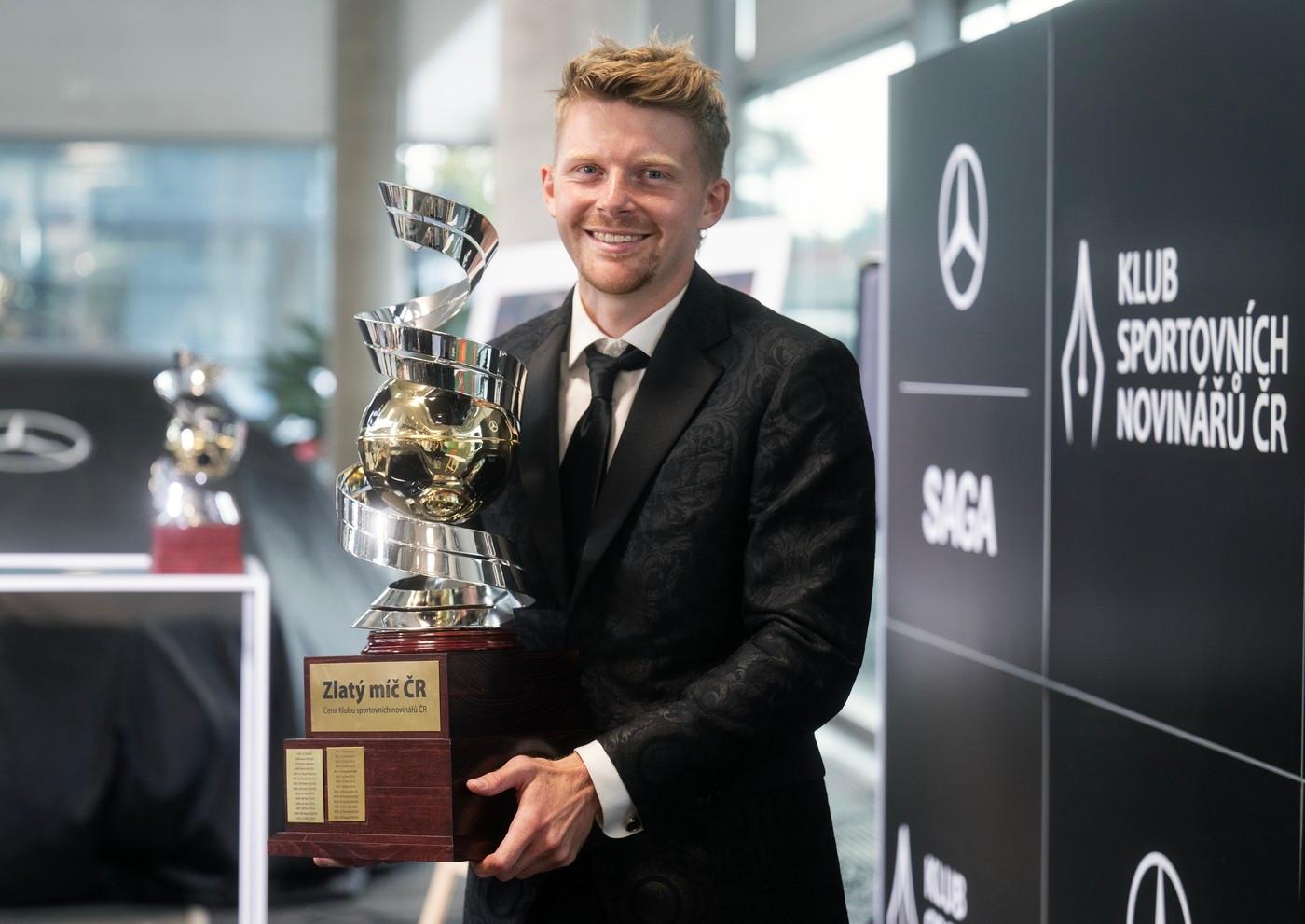 Záložník Viktorie Plzeň Pavel Šulc se svou cenou