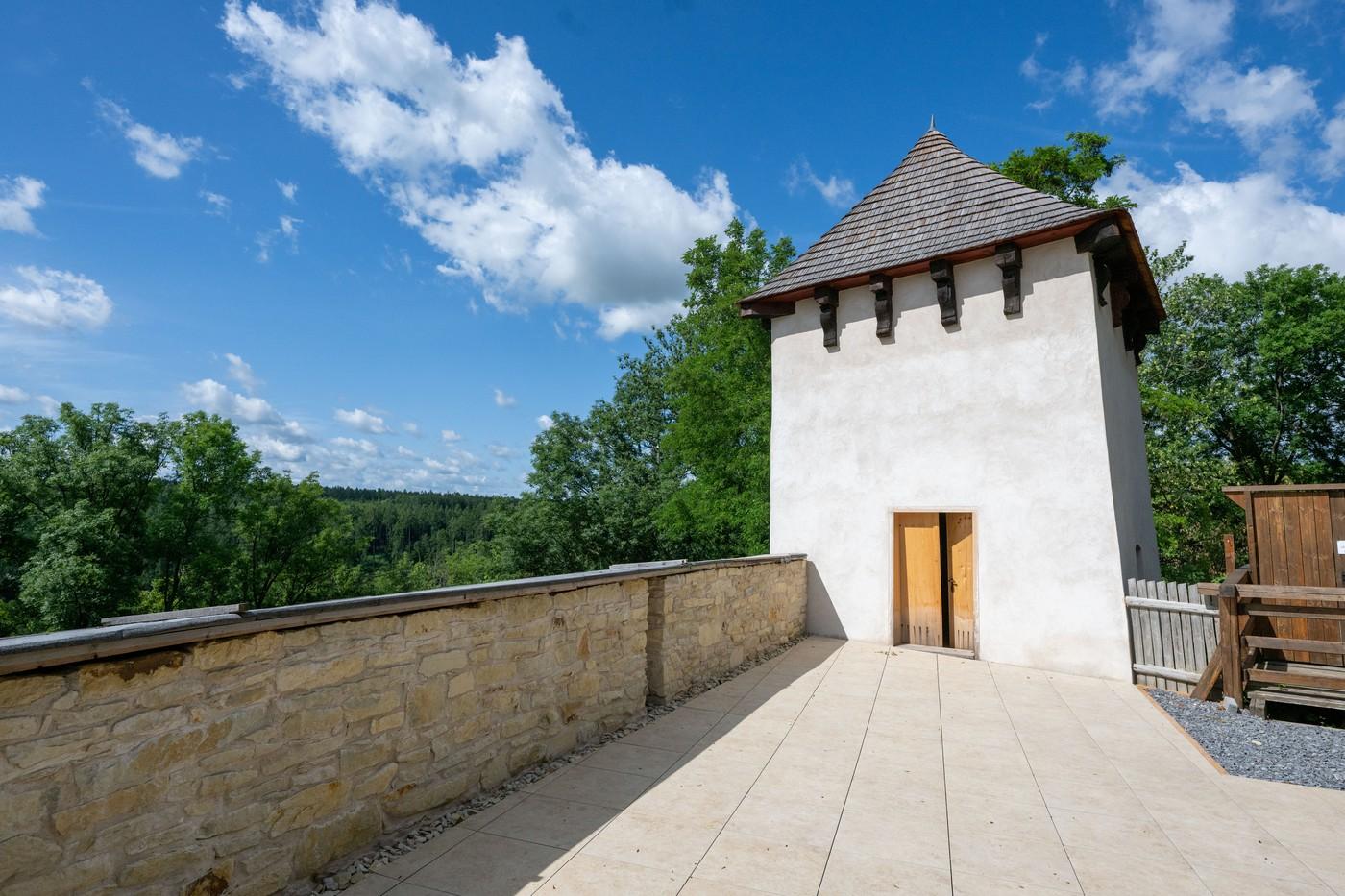 Bývalá vodárenská bašta na zřícenině hradu Košumberk, 27. června 2025, Luže, Chrudimsko. Bývalá vodárenská bašta na zřícenině hradu Košumberk, 27. června 2025, Luže, Chrudimsko.