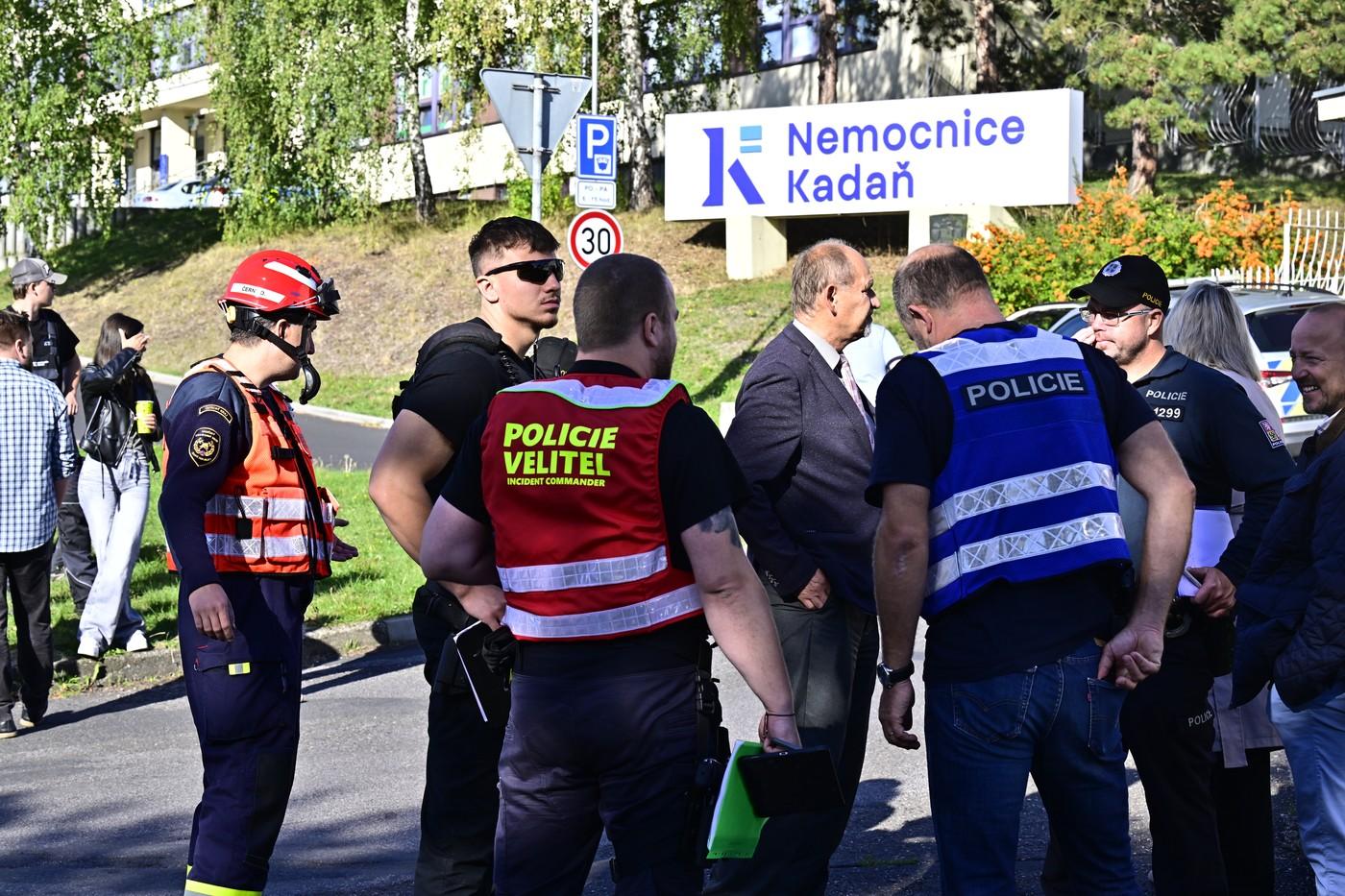 Policisté kvůli anonymní výhrůžce bombou evakuovali některá oddělení nemocnice v Kadani Policisté kvůli anonymní výhrůžce bombou evakuovali některá oddělení nemocnice v Kadani