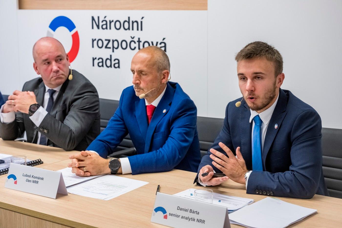 Analytik Národní rozpočtové rady (NRR) Daniel Bárta a členové NRR Luboš Komárek a Petr Musil vystoupiil na tiskové konferenci NRR ke zveřejnění Zprávy o dlouhodobé udržitelnosti veřejných financí a Zprávy o plnění pravidel rozpočtové odpovědnosti Analytik Národní rozpočtové rady (NRR) Daniel Bárta a členové NRR Luboš Komárek a Petr Musil vystoupiil na tiskové konferenci NRR ke zveřejnění Zprávy o dlouhodobé udržitelnosti veřejných financí a Zprávy o plnění pravidel rozpočtové odpovědnosti