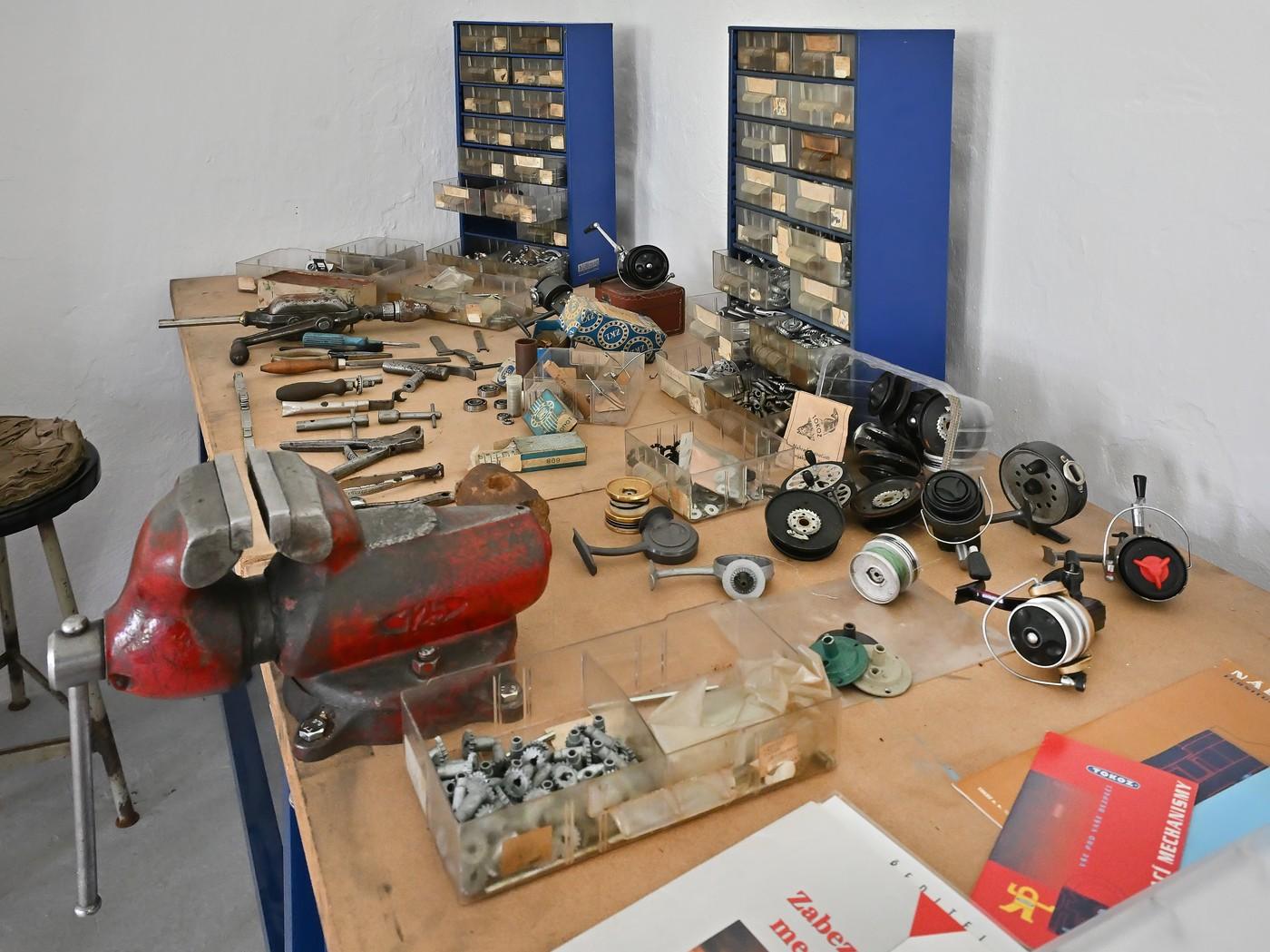 U příležitost 105. výročí zahájení strojírenské výroby výrobce zámků a kování Tokoz byla 1. května 2025 na Zámku Žďár nad Sázavou veřejnosti otevřena výstava mapující historii firmy.