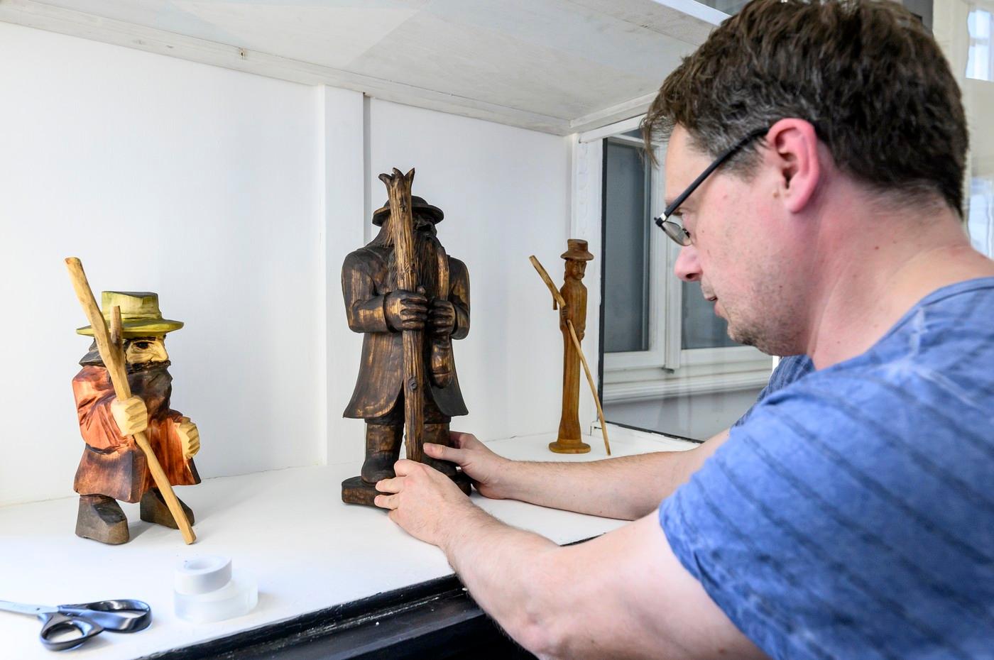 Kurátor Jan Vondrouš instaluje postavu Krakonoše na výstavu Krakonoš / Rübezahl – proměny ducha hor v Oblastním muzeu v Ústí nad Labem, která přibližuje proměnu z postavy se zvířecími prvky do dnešní podoby.