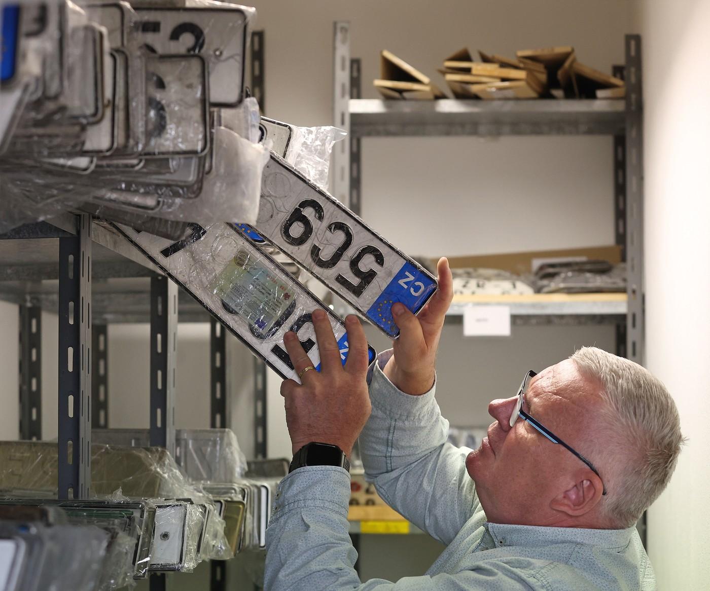 Vedoucí odboru dopravy Městského úřadu ve Ždáru nad Sázavou Tomáš Martinec v malé místnosti pro skladování registračních značek vozidel v depozitu.