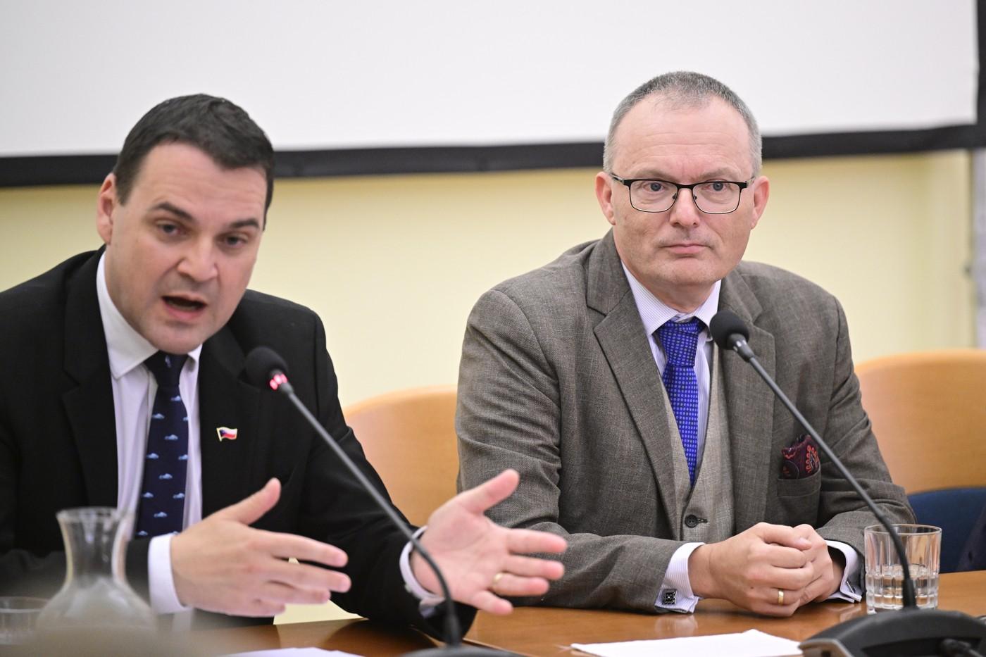  Tisková konference ministra zahraničí Petra Macinky (Motoristé) k budoucnosti Českých center a organizačním změnám směřujícím k podpoře českých zájmů v zahraničí