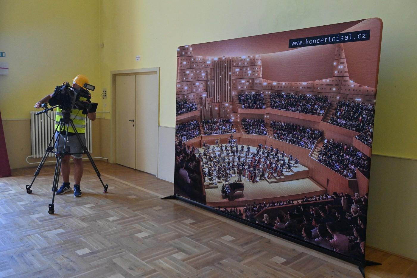 Prohlídka staveniště Domu kultury města Ostravy a přístavby nového koncertního sálu, 14. července 2025, Ostrava.