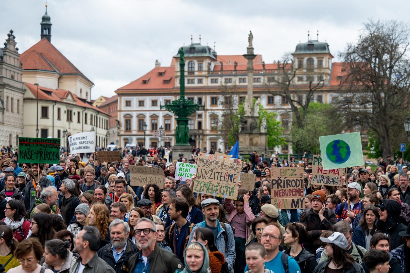Protest proti Motoristům ve vedení ministerstva životního prostředí nazvaný Přírodu škrtnout nenecháme!