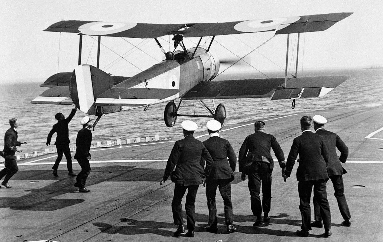 Poručík Edwin Harris Dunning přistává s letounem Sopwith Pup na palubě HMS Furious v roce 1917 – první úspěšné přistání na pohybující se letadlové lodi. Poručík Edwin Harris Dunning přistává s letounem Sopwith Pup na palubě HMS Furious v roce 1917 – první úspěšné přistání na pohybující se letadlové lodi.