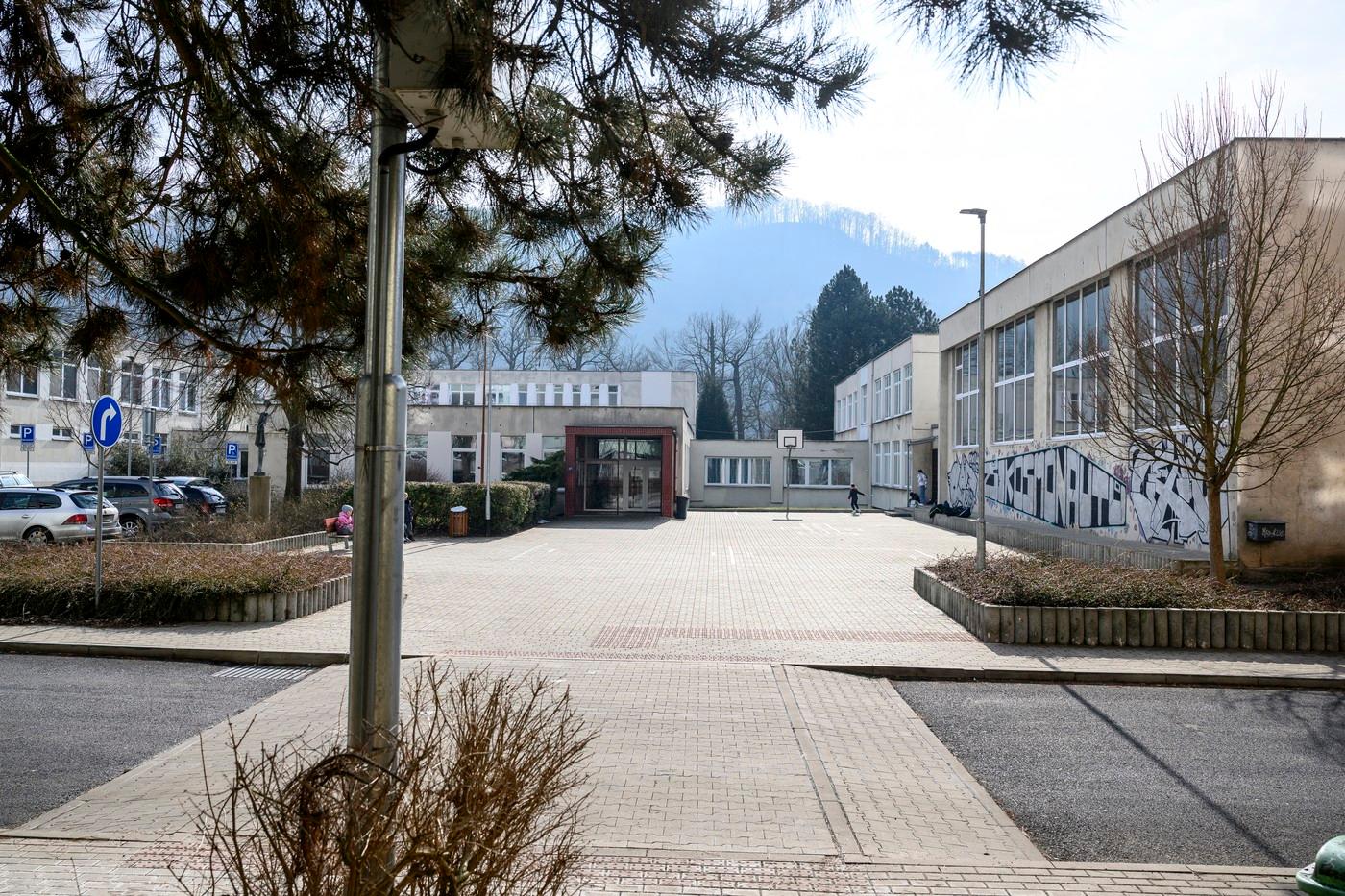 Základní škola Březiny v Děčíně, kde v pondělí 24. února 2025 hrozil mladistvý střelbou, 25. února 2025, Děčín.