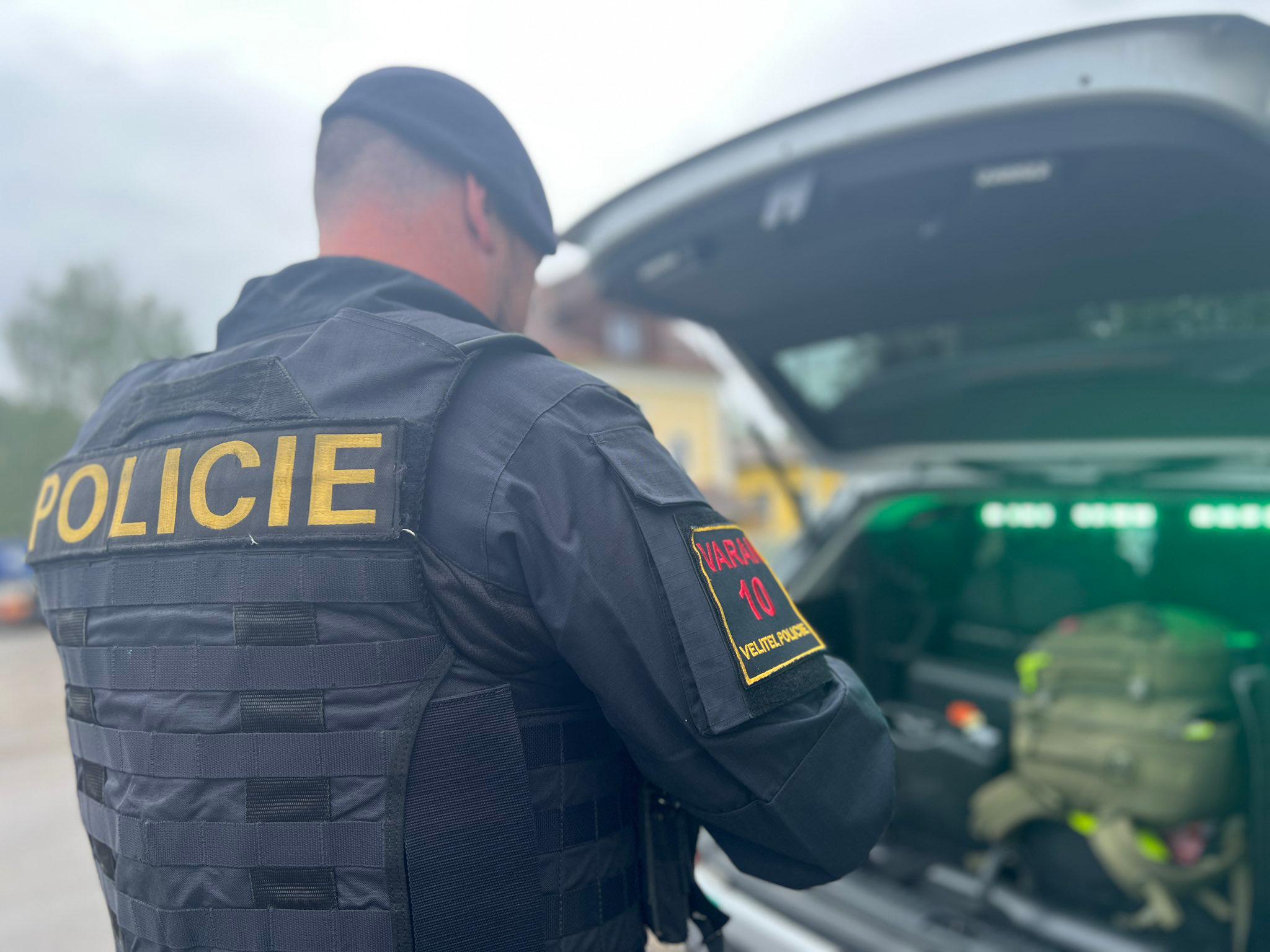 Policisté prohledávají okolí místa, kde byla nalezena část lidského těla.