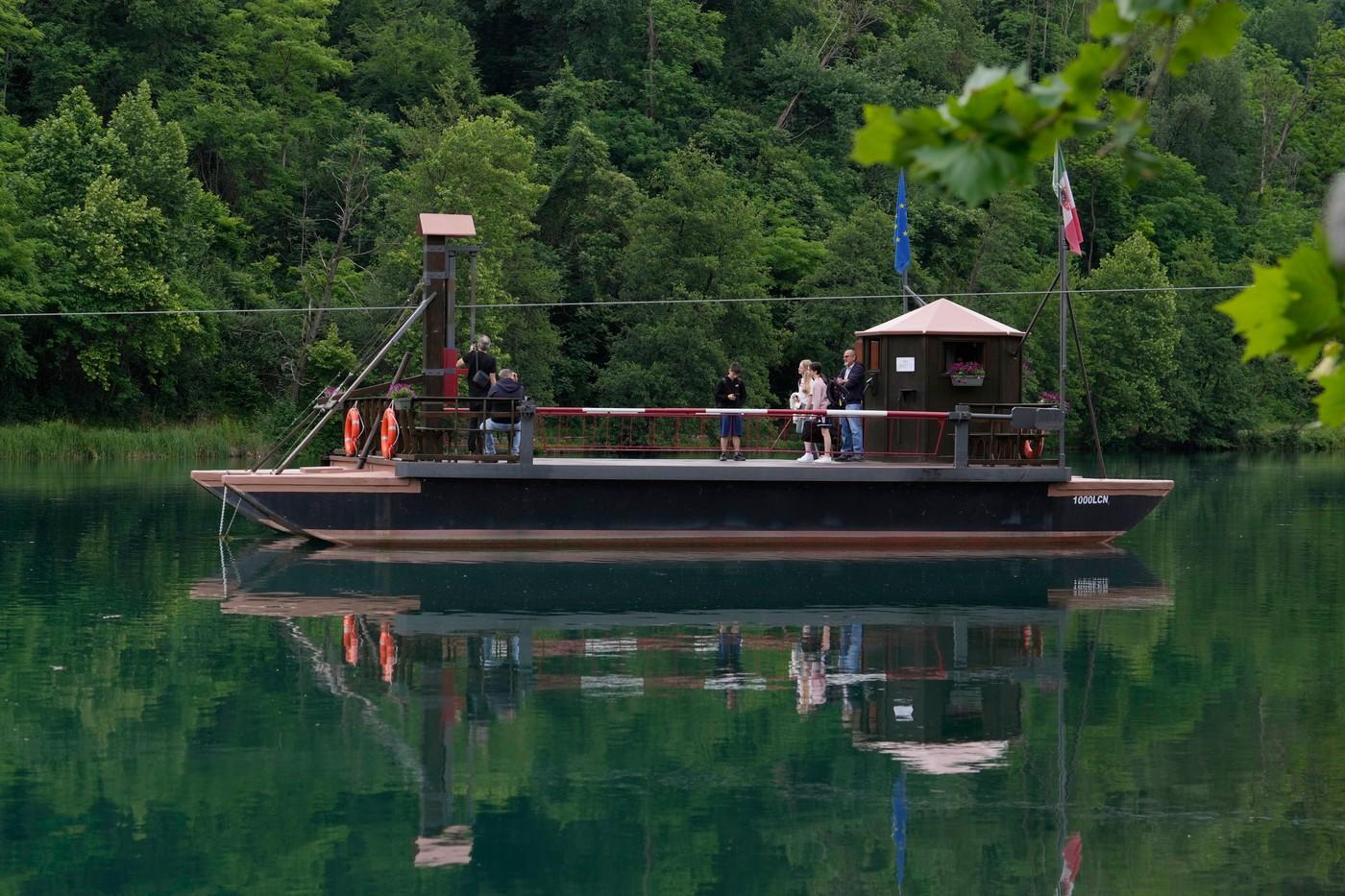 Cestující nastupují na „Da Vinci Ferry“, ručně poháněný přívoz inspirovaný návrhem, který nakreslil Leonardo da Vinci v 15. století