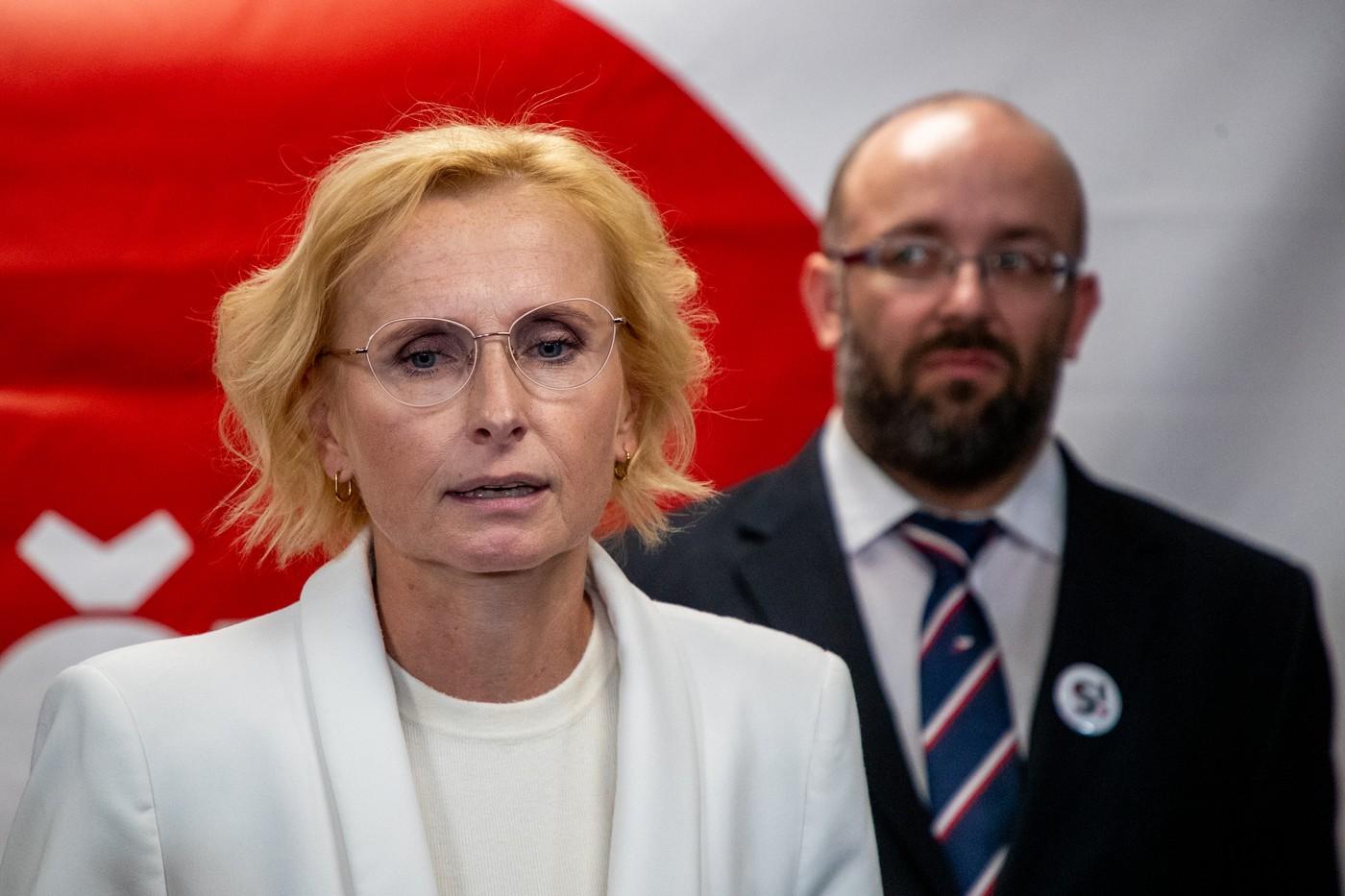 Kateřina Konečná oznamuje volební propadák Stačilo! V pozadí předseda strany Daniel Sterzik alias Vidlák 