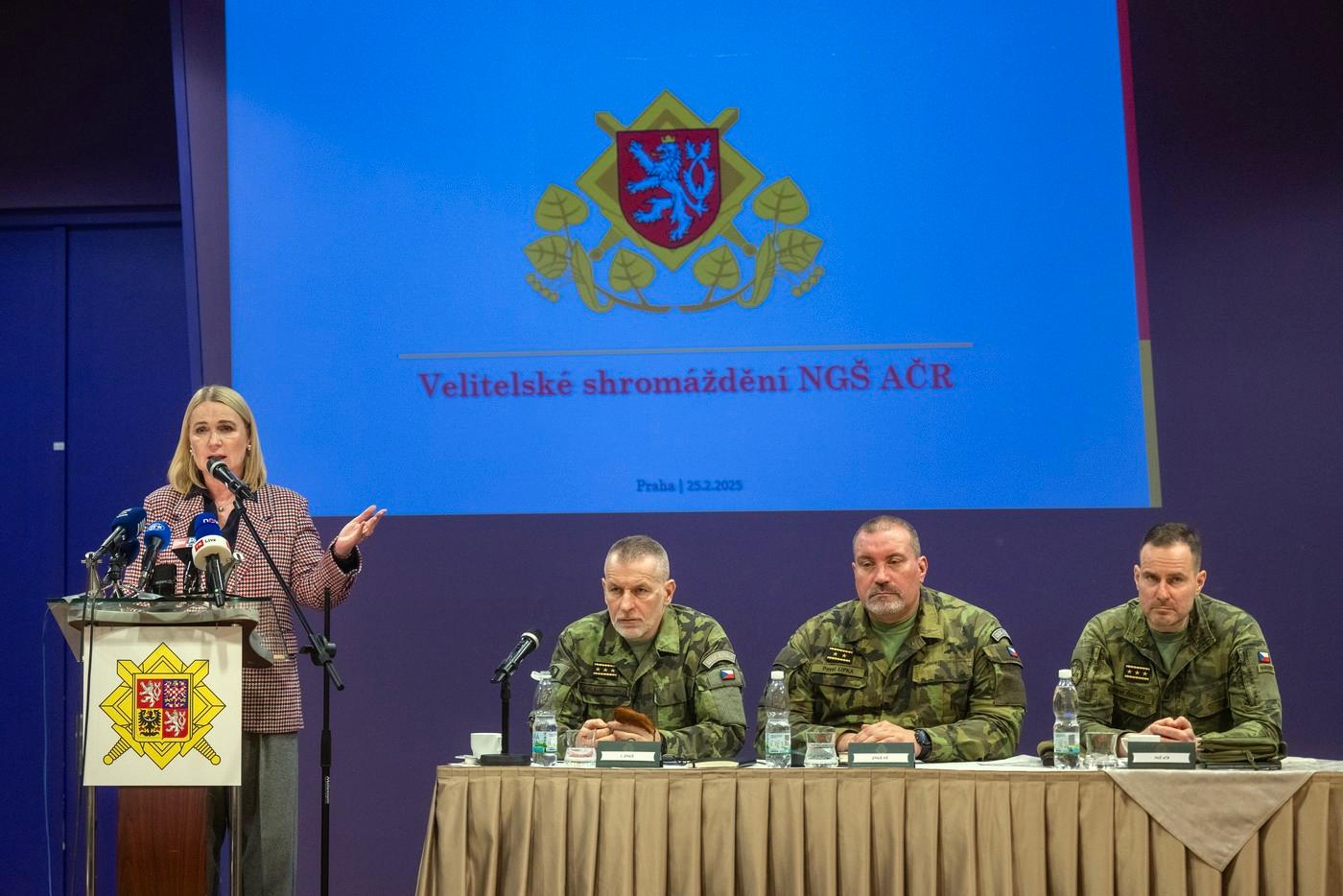 Ministryně obrany Jana Černochová (ODS) hovoří na velitelském shromáždění náčelníka generálního štábu, 25. února 2025, Praha. U stolu zprava náčelník Generálního štábu Armády ČR Karel Řehka a jeho zástupci Pavel Lipka a Miroslav Hlaváč. Ministryně obrany Jana Černochová (ODS) hovoří na velitelském shromáždění náčelníka generálního štábu, 25. února 2025, Praha. U stolu zprava náčelník Generálního štábu Armády ČR Karel Řehka a jeho zástupci Pavel Lipka a Miroslav Hlaváč.