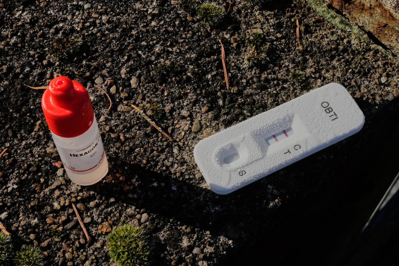 Test kriminalistů přímo na místě prokázal, že barvou byla lidská krev ve značném množství