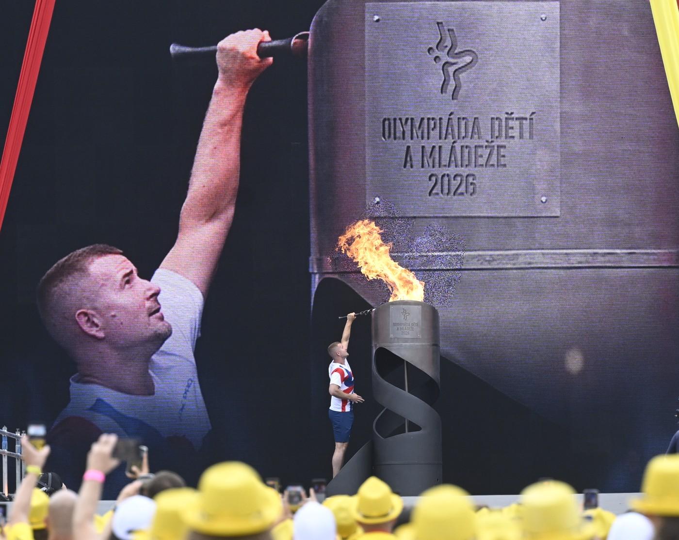 Slavnostní zahájení 23. ročníku Olympiády dětí a mládeže. Hokejista Roman Červenka zapálil olympijský oheň.