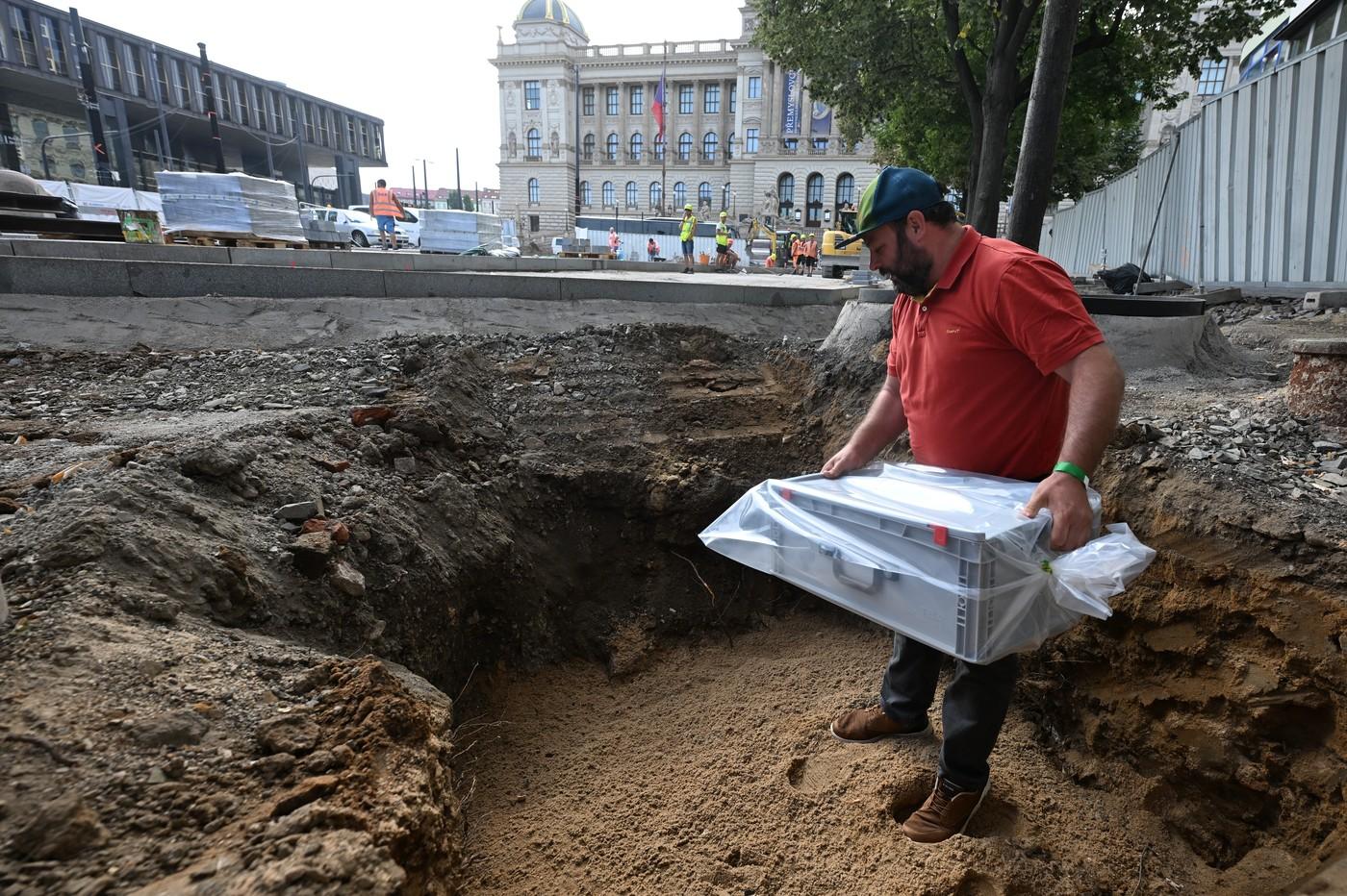 Uložení časové schrány v budoucím tramvajovém kolejišti na Václavském náměstí. Uložení časové schrány v budoucím tramvajovém kolejišti na Václavském náměstí.