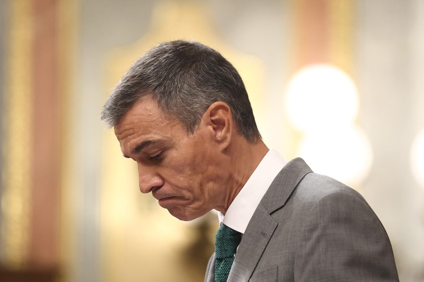 Španělský premiér Pedro Sánchez hovoří během zasedání parlamentu v Madridu k poslancům o situaci v Ceutě, španělské exklávě v severní Africe, která čelí migrační krizi