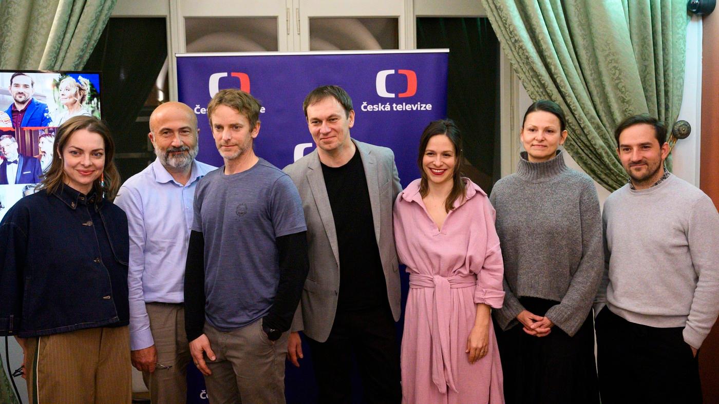Zleva herečka Eva Leimbergerová, kreativní producent Jaroslav Sedláček, scenárista Marek Epstein, režisér Jiří Vejdělek, herečky Veronika Khek Kubařová a Klára Melíšková a herec Matouš Ruml na tiskové konferenci k představení tří nových komedií České televize.