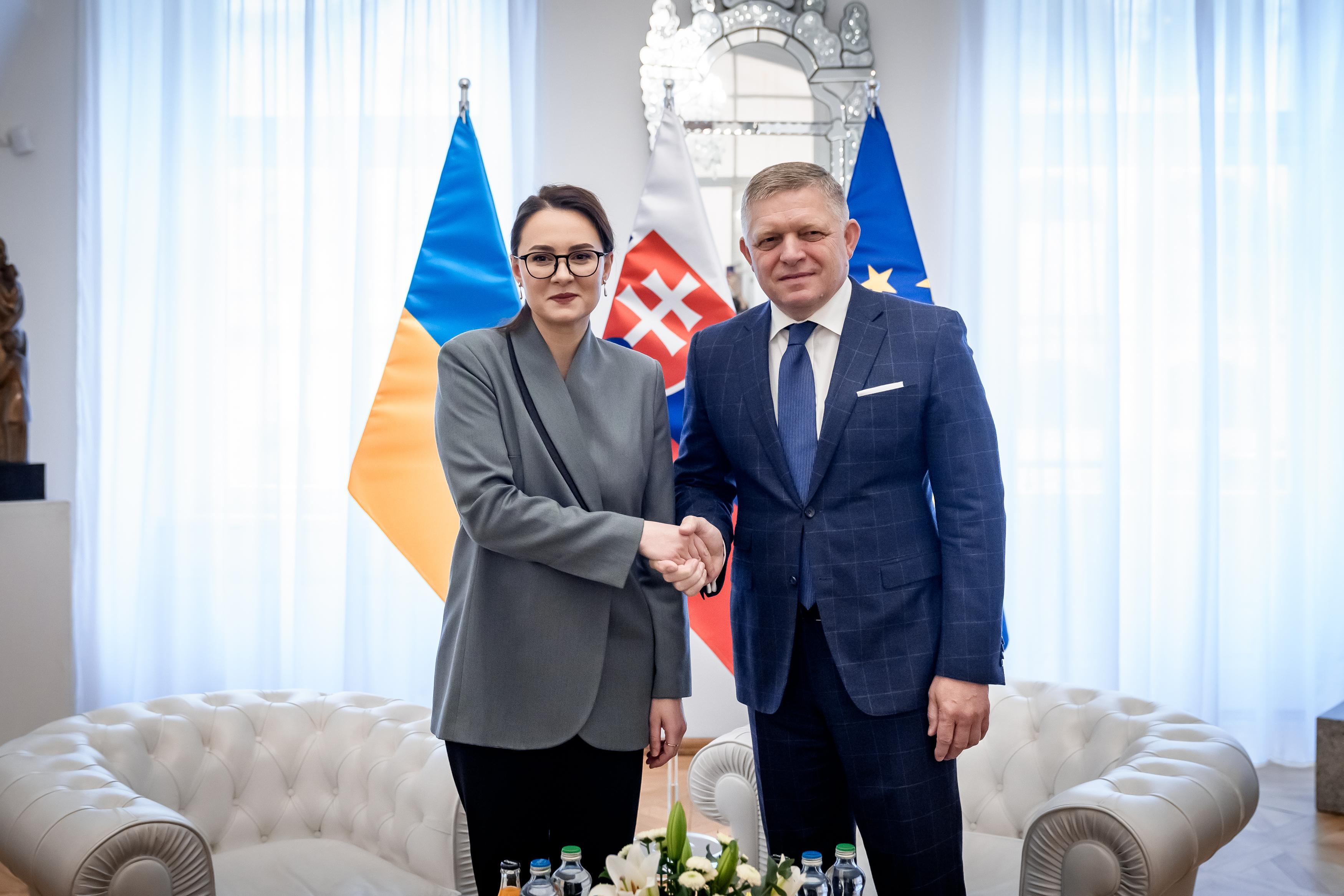 Ukrajinská premiérka Julija Svyrydenková a slovenský premiér Robert Fico na společném jednání členů slovenské a ukrajinské vlády 17. října 2025 v Košicích