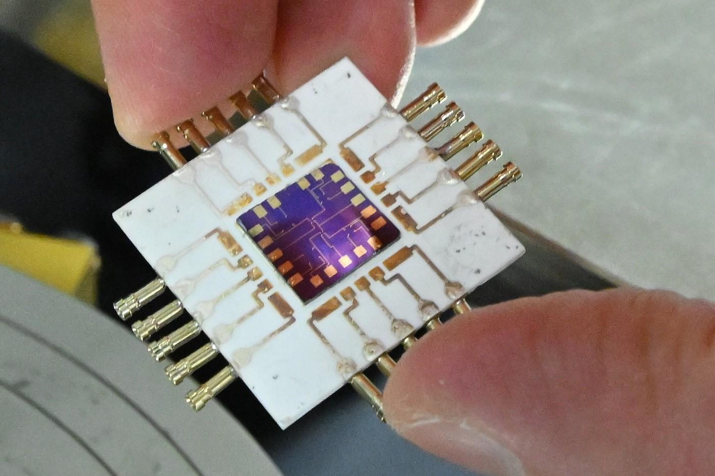 Jedna z laboratoří CEITEC Vysokého učení technického v Brně, která je součástí nově vzniklého Českého polovodičového centra, 7. dubna 2025, Brno. Na snímku čip pro testování elektrických vlastností. Jedna z laboratoří CEITEC Vysokého učení technického v Brně, která je součástí nově vzniklého Českého polovodičového centra, 7. dubna 2025, Brno. Na snímku čip pro testování elektrických vlastností.