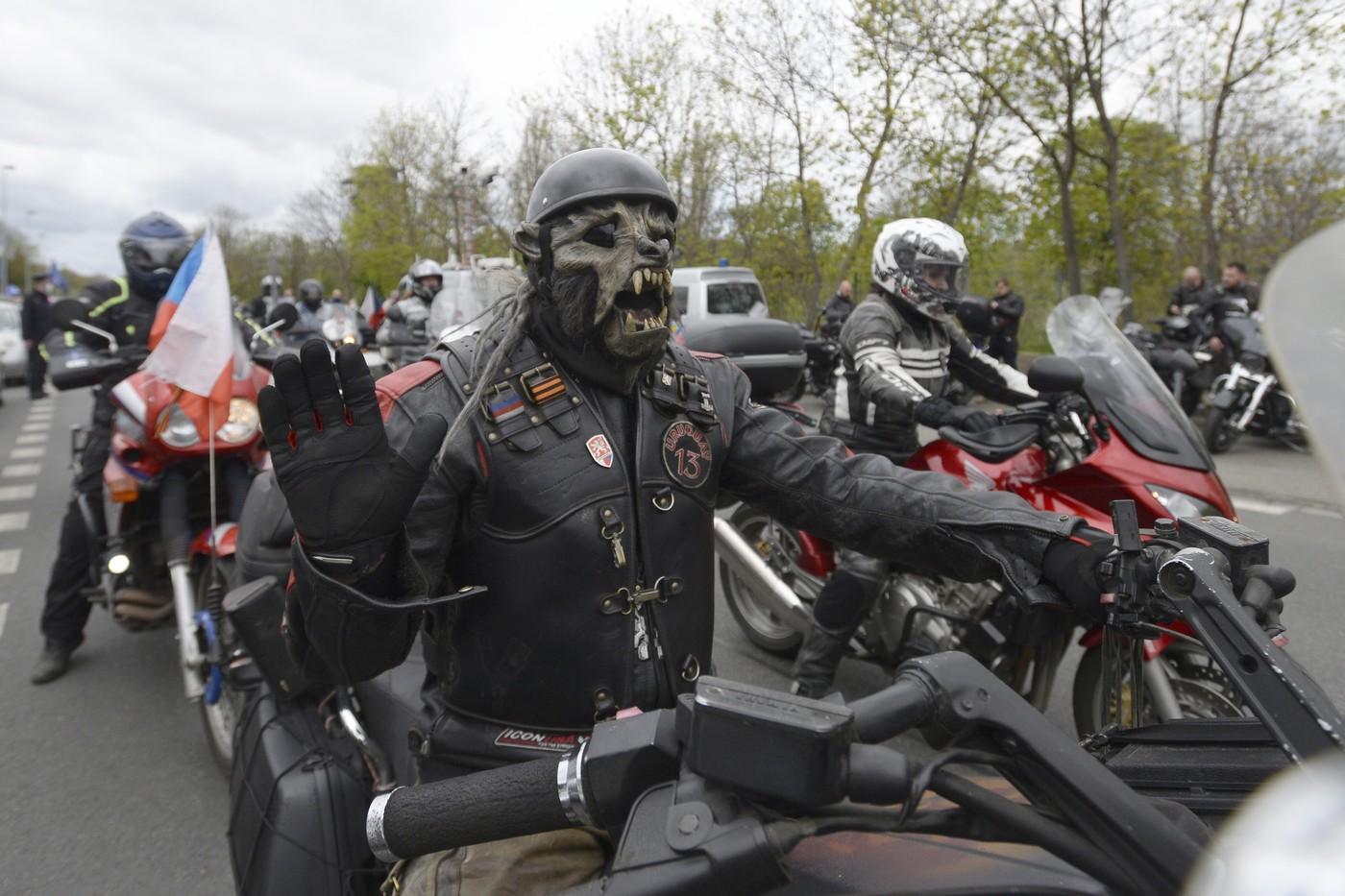 Noční vlci před pěti lety při návštěvě Olšanských hřbitovů. I tehdy je provázely protesty Noční vlci před pěti lety při návštěvě Olšanských hřbitovů. I tehdy je provázely protesty