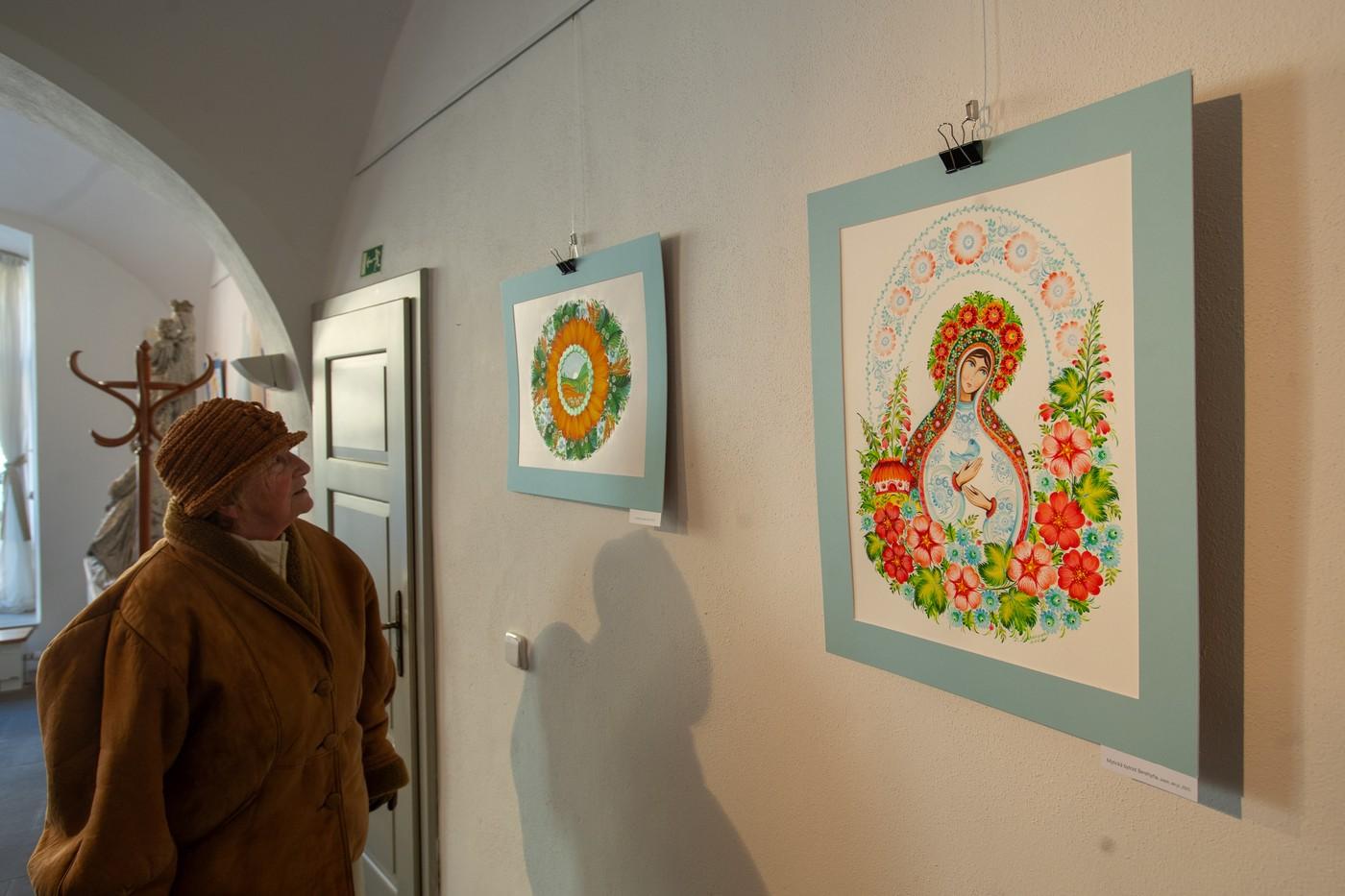 Výstava s názvem Petrykivka - duše Ukrajiny, Spolkový dům, 20. února 2025, Kutná Hora.