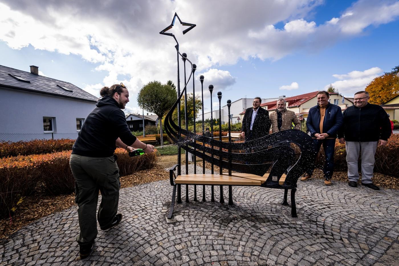 Spoluator Matyáš Habermann při odhalení lavičky malíře a ilustrátora Zdenka Rykra.