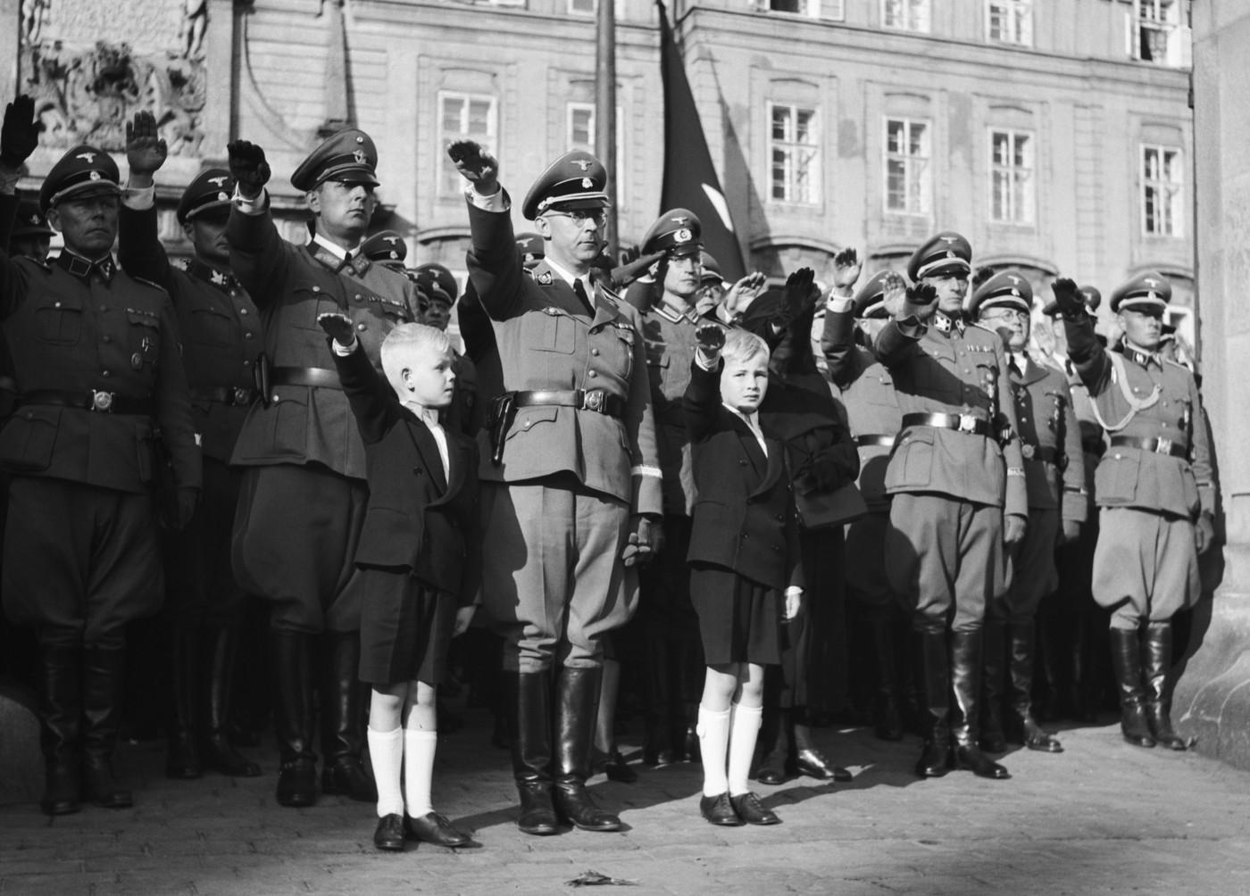 Heinrich Himmler na Pražském hradě (7. 6. 1942)