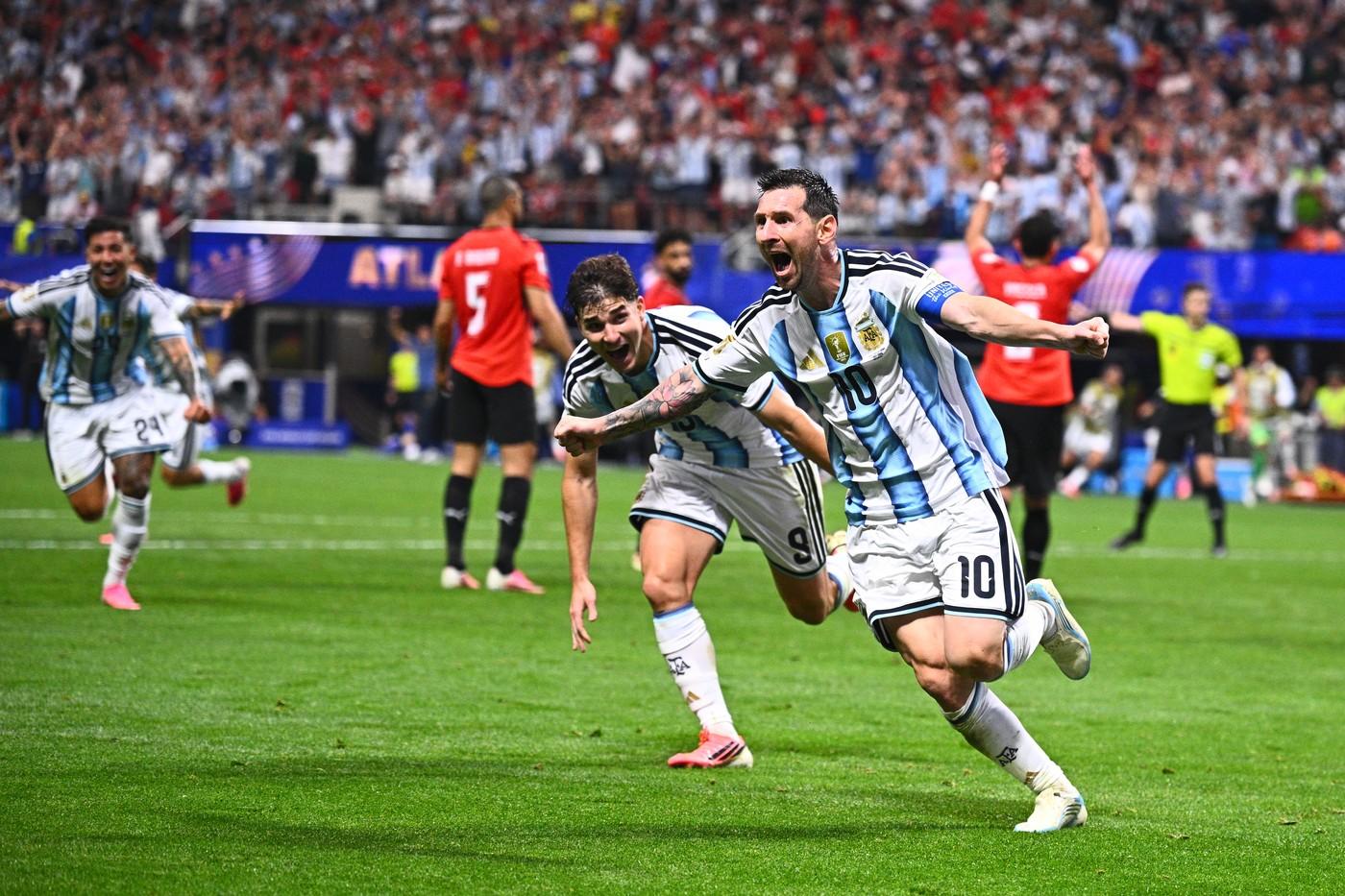 Argentinec Lionel Messi oslavuje svůj druhý gól během zápasu osmifinále mistrovství světa ve fotbale mezi Argentinou a Egyptem Argentinec Lionel Messi oslavuje svůj druhý gól během zápasu osmifinále mistrovství světa ve fotbale mezi Argentinou a Egyptem