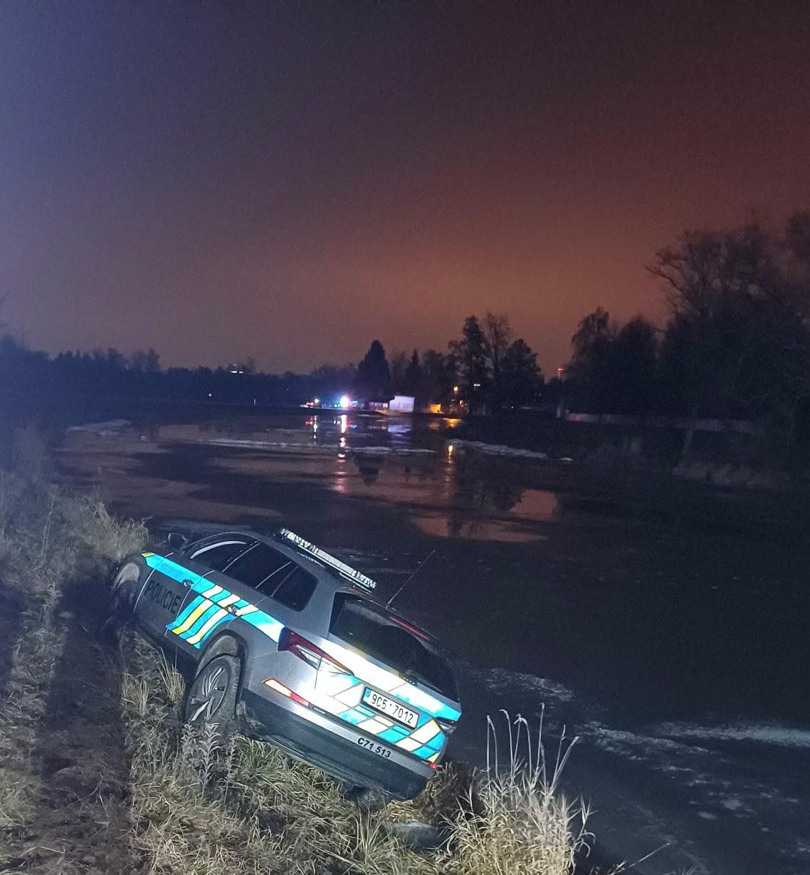 Policisté při záchraně na zledovatělém břehu málem utopili dvě auta