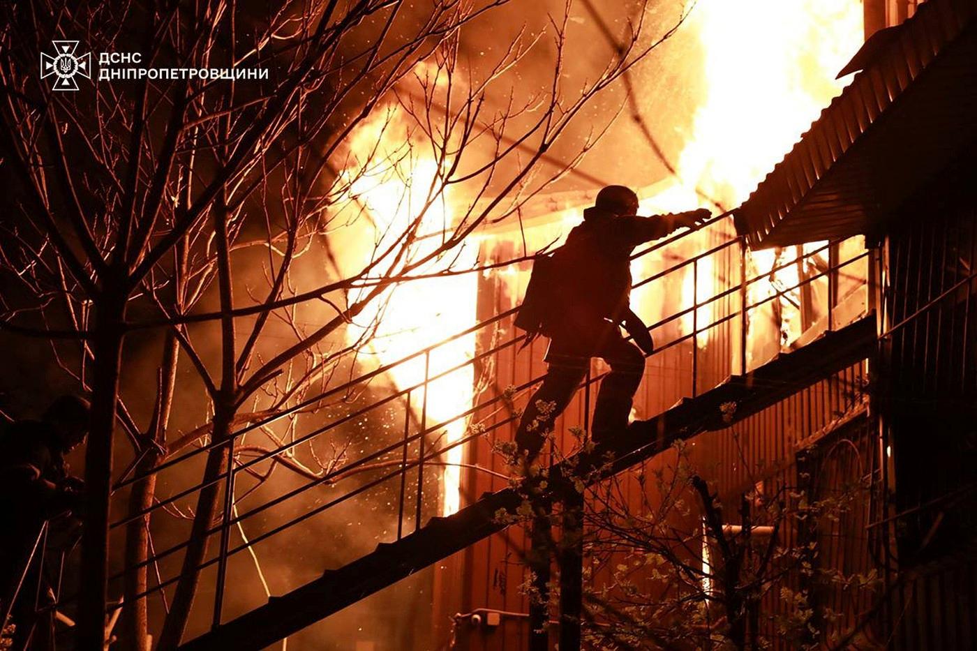 Zasahující hasič po útoku na město Dnipro