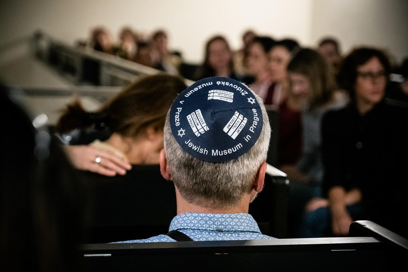 Fotografie z koncertu zpěvačky Aidy Mujačić při vystoupení v brněnské synagoze Agudas Achim v rámci festivalu židovské kultury, ilustrační foto