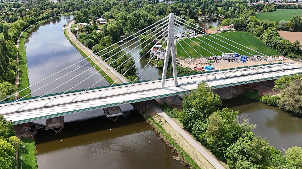 Největší zavěšený lanový most v Česku, který je v Pardubicích součástí dokončovaného severovýchodního obchvatu, právě podstupuje celodenní zátěžovou zkoušku