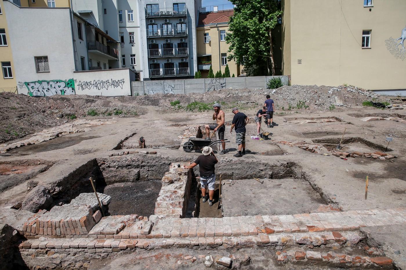 Archeologické práce a průzkum pozůstatků Velké synagogy.