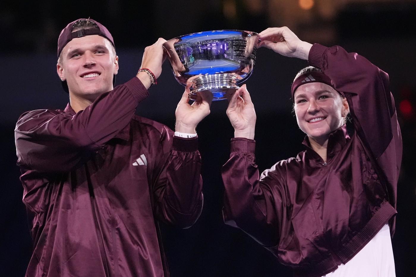 Jakub Menšík (vlevo) a Karolína Muchová, oba z České republiky, pózují s trofejí po vítězství nad Belindou Bencicovou ze Švýcarska a Flaviem Cobollim z Itálie ve finále smíšené čtyřhry na tenisovém turnaji US Open Jakub Menšík (vlevo) a Karolína Muchová, oba z České republiky, pózují s trofejí po vítězství nad Belindou Bencicovou ze Švýcarska a Flaviem Cobollim z Itálie ve finále smíšené čtyřhry na tenisovém turnaji US Open