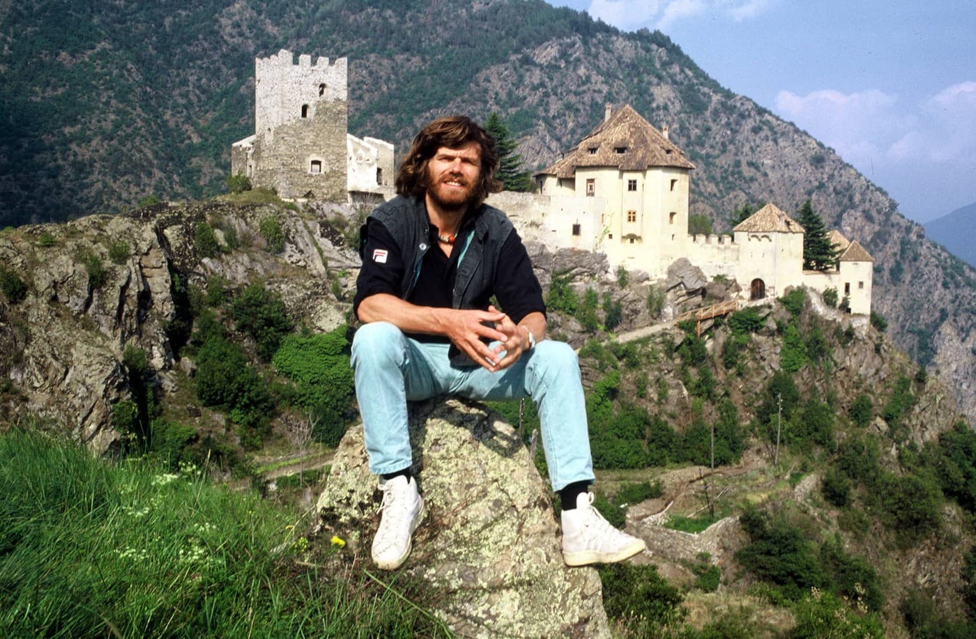 Horolezec Reinhold Messner před svým sídlem, zámkem Juval u Naturnsu ve Vinschgau – Jižní Tyrolsko