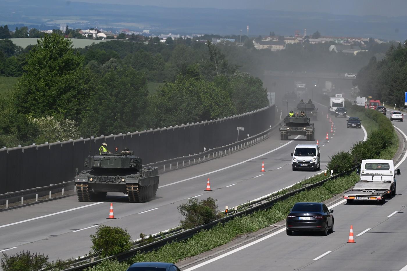 První armádní výcvik přesunu devíti tanků Leopard 2A4 a jednoho vyprošťovacího vozidla po dálnici D35 První armádní výcvik přesunu devíti tanků Leopard 2A4 a jednoho vyprošťovacího vozidla po dálnici D35